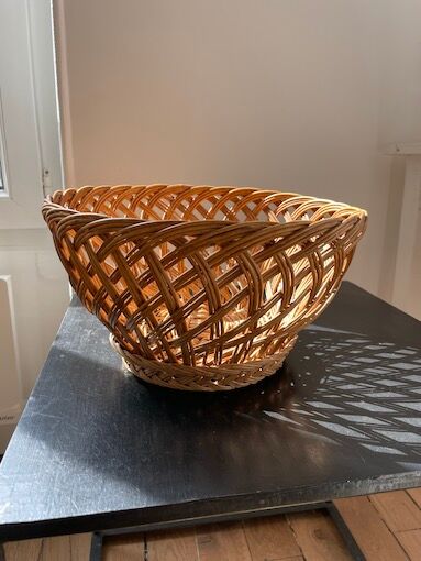 Large fruit basket in woven wicker