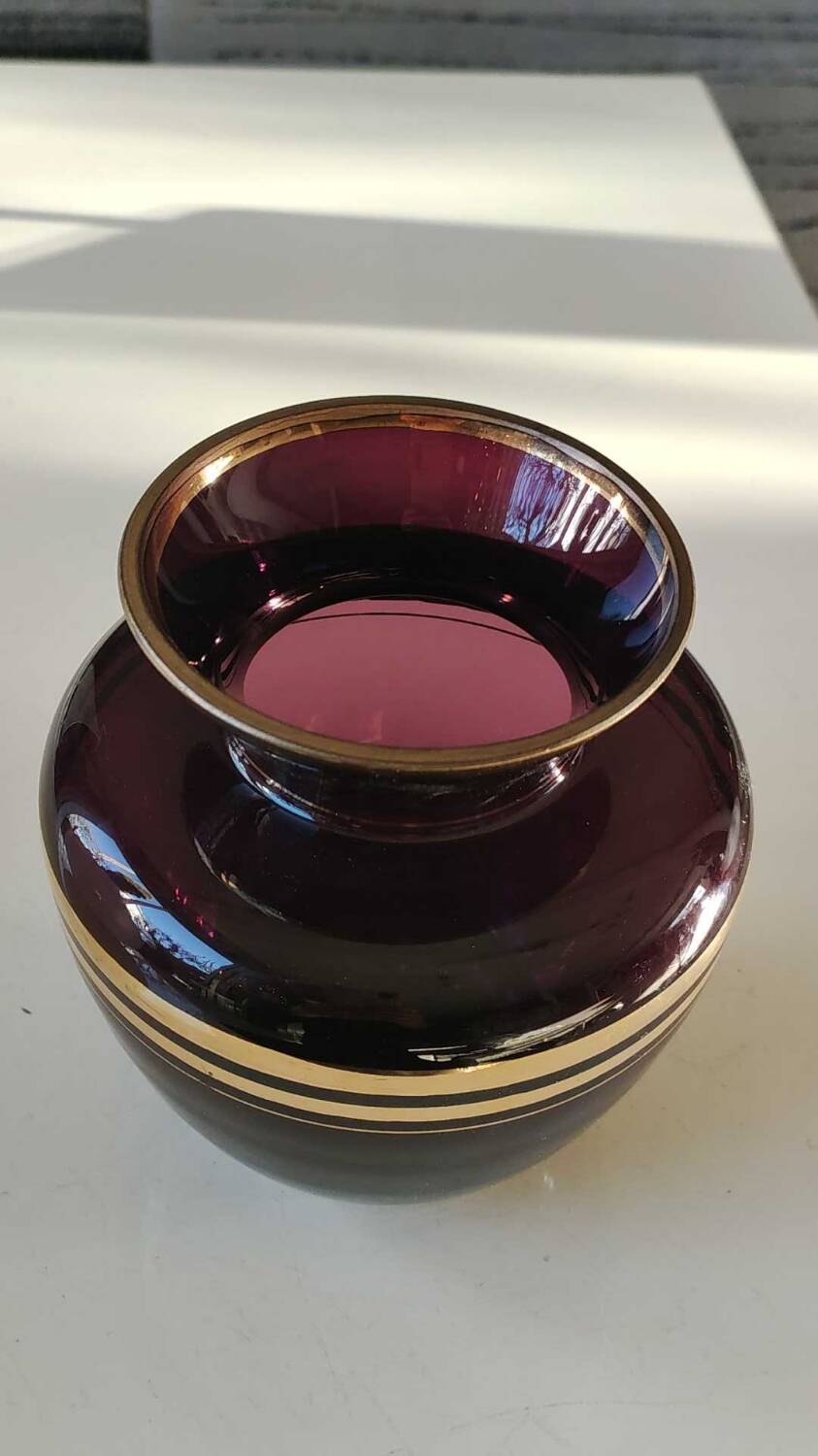 Verrerie Boom d’Anvers ball vase, Murano style. Amethyst color/Horizontal gold bands