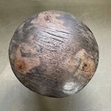 Tabouret tripode ancien en bois, brutaliste, style wabi sabi
