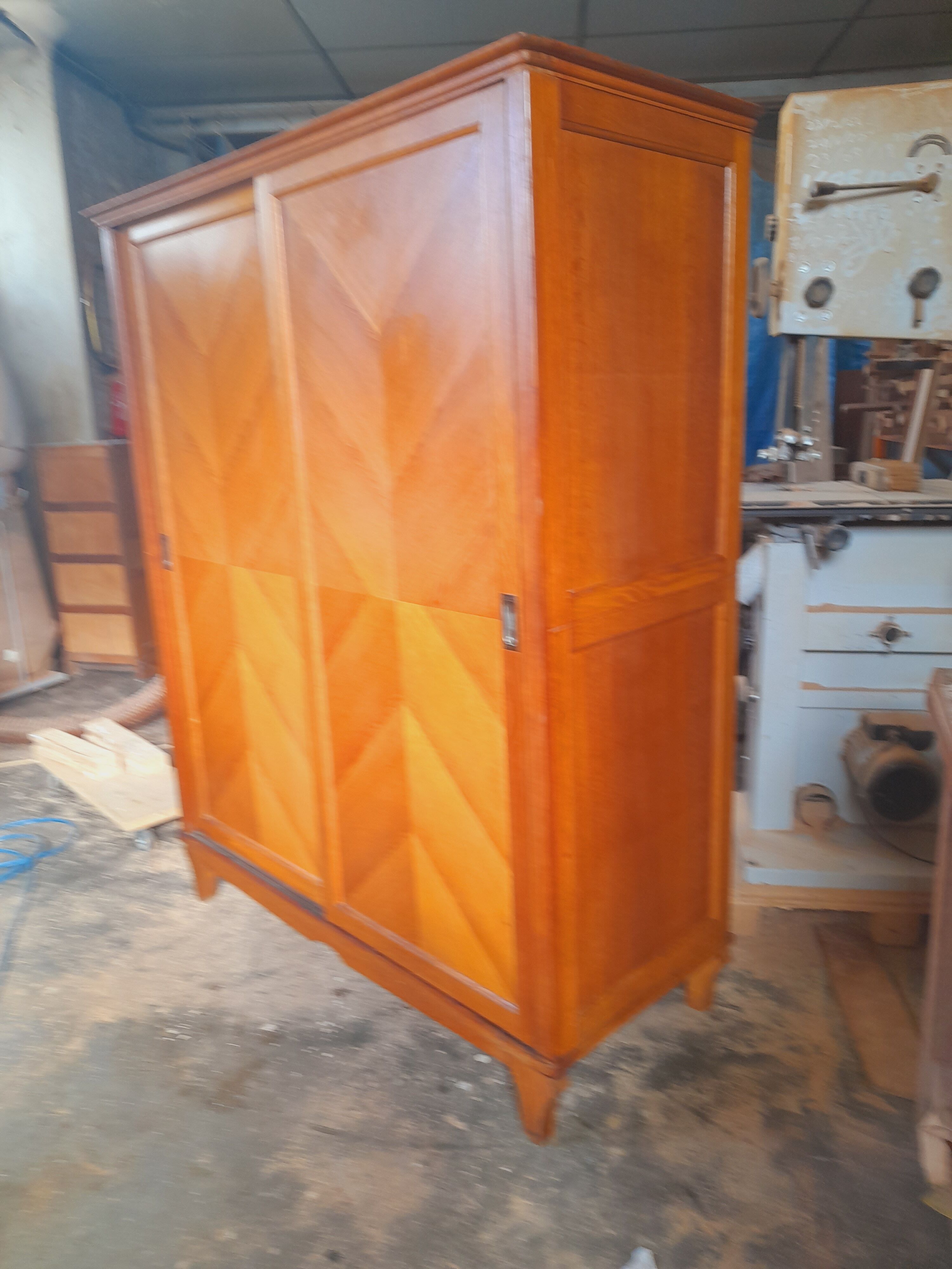 Vintage cabinet 2 sliding doors