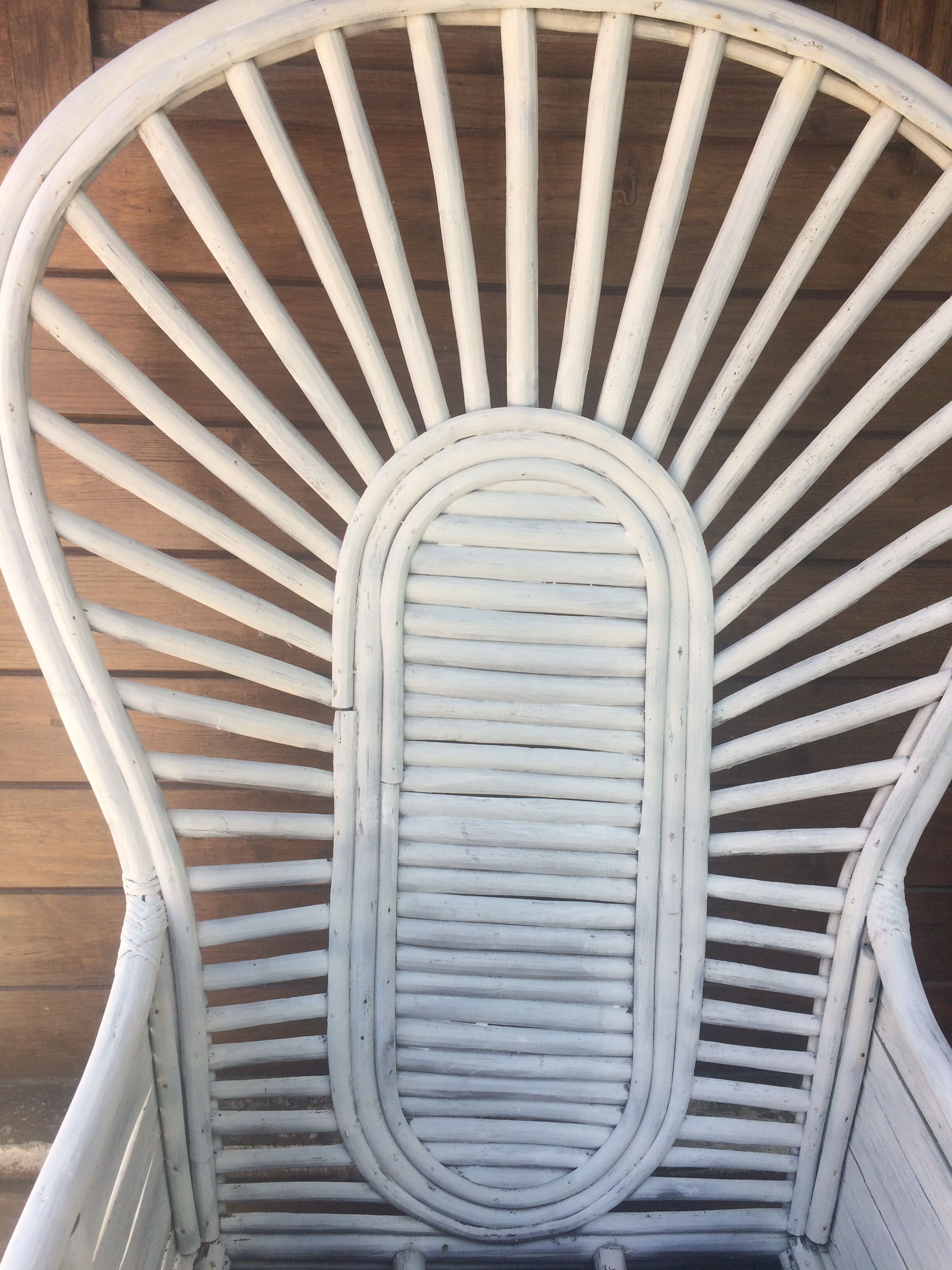 Fauteuil blanc en bambou, dans le style Emmanuelle années 60
