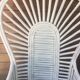 Fauteuil blanc en bambou, dans le style Emmanuelle années 60