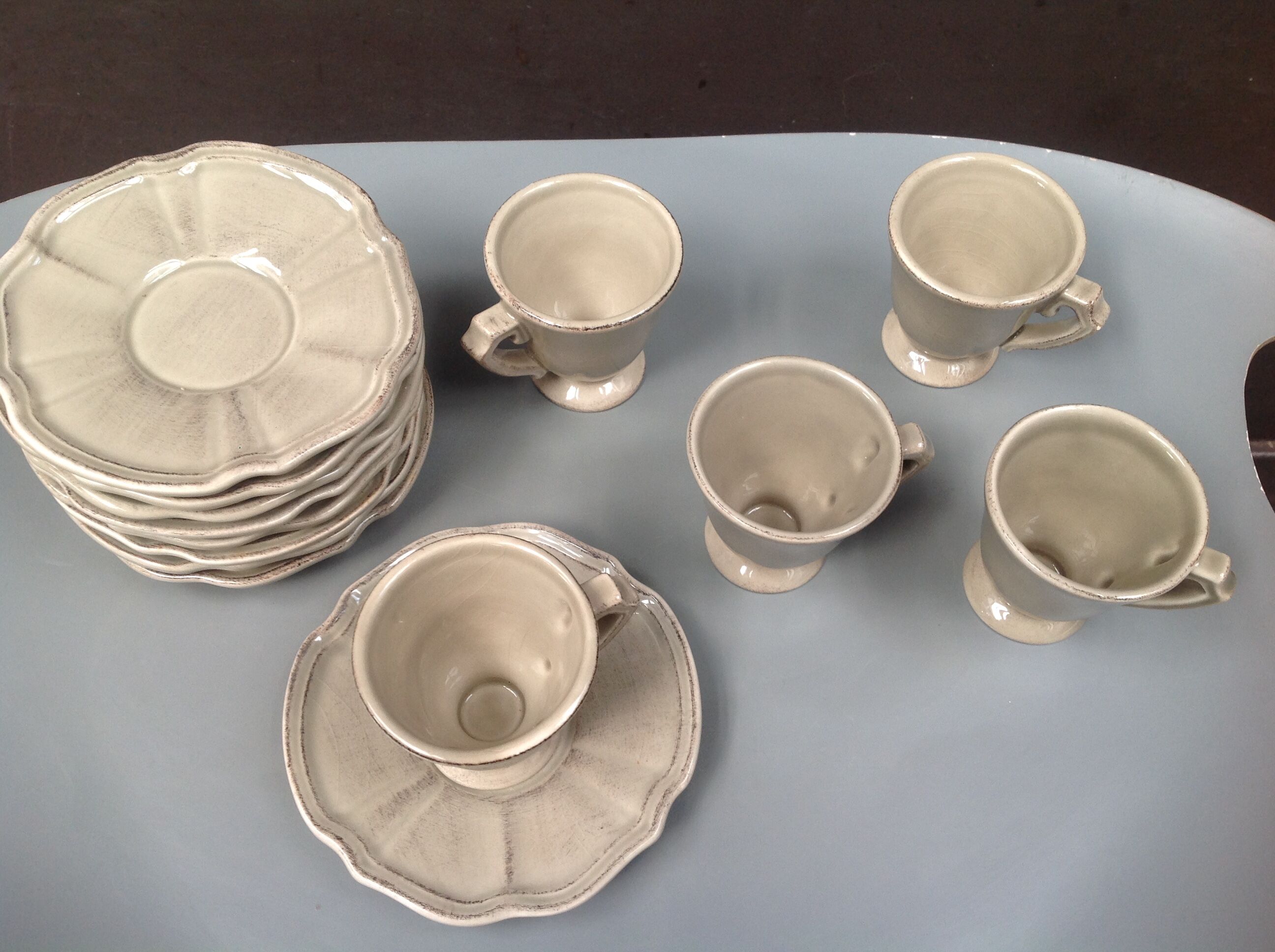 Batch of 5 coffee cups and mole patinated saucers Put in Home