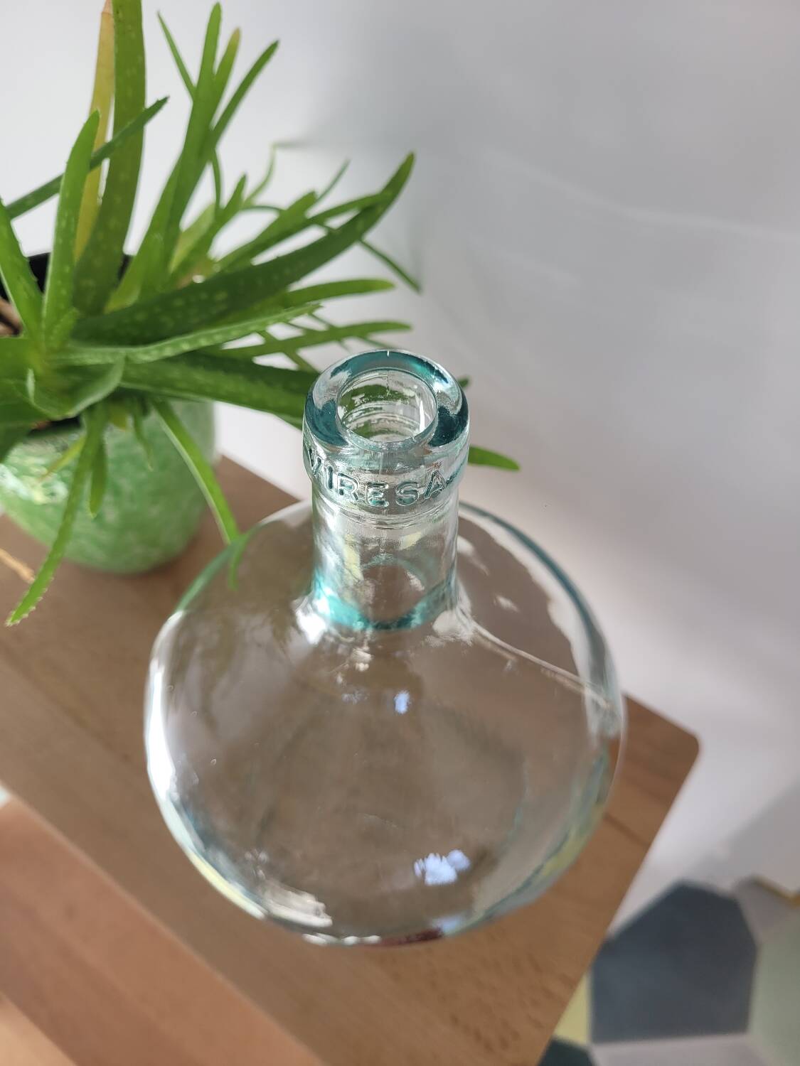 Transparent demijohn vase