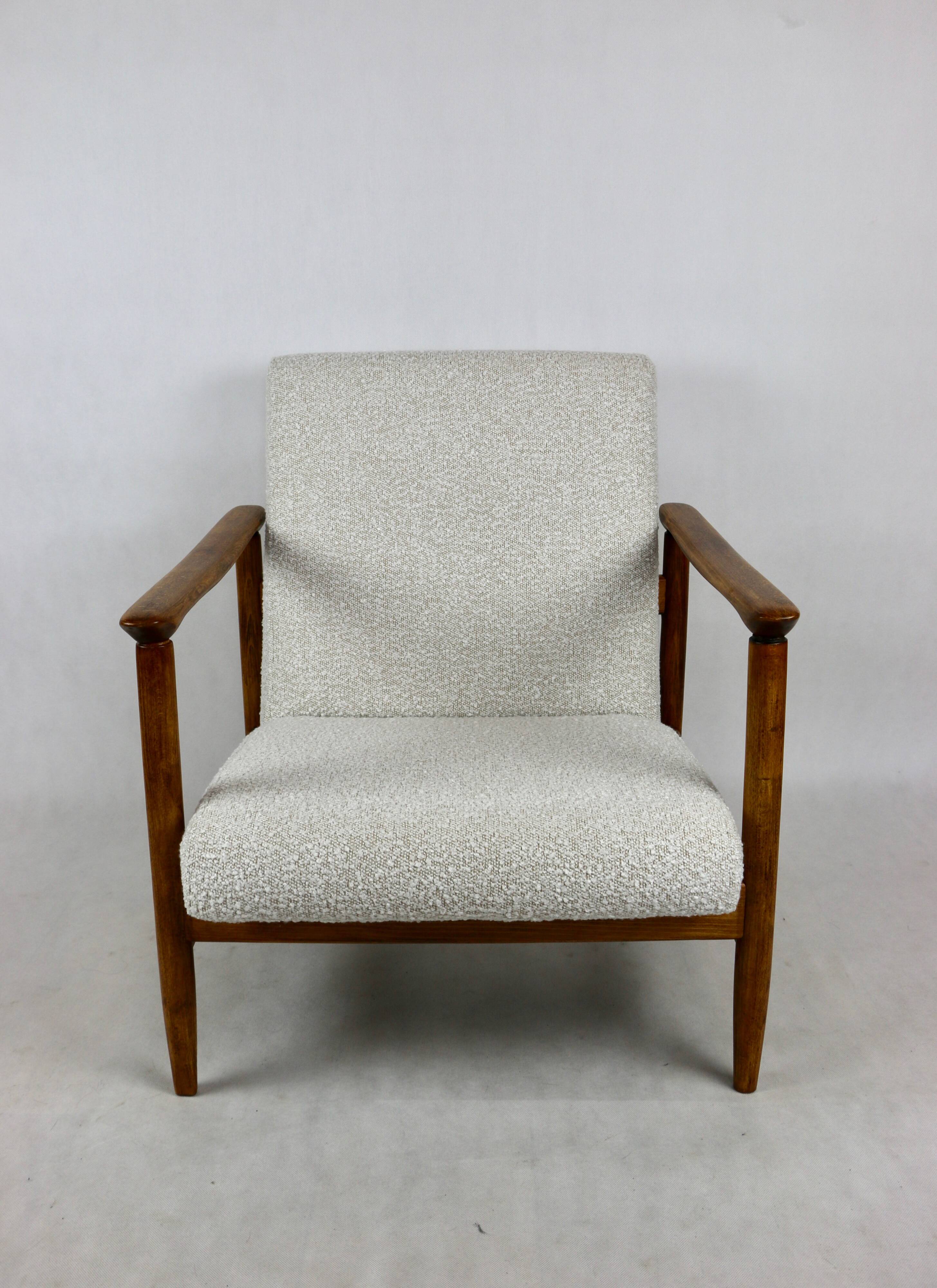 Fauteuil GFM-142, design par Edmund Homa des années 70, bouclé ivoire blanc - 2 pièces disponibles.