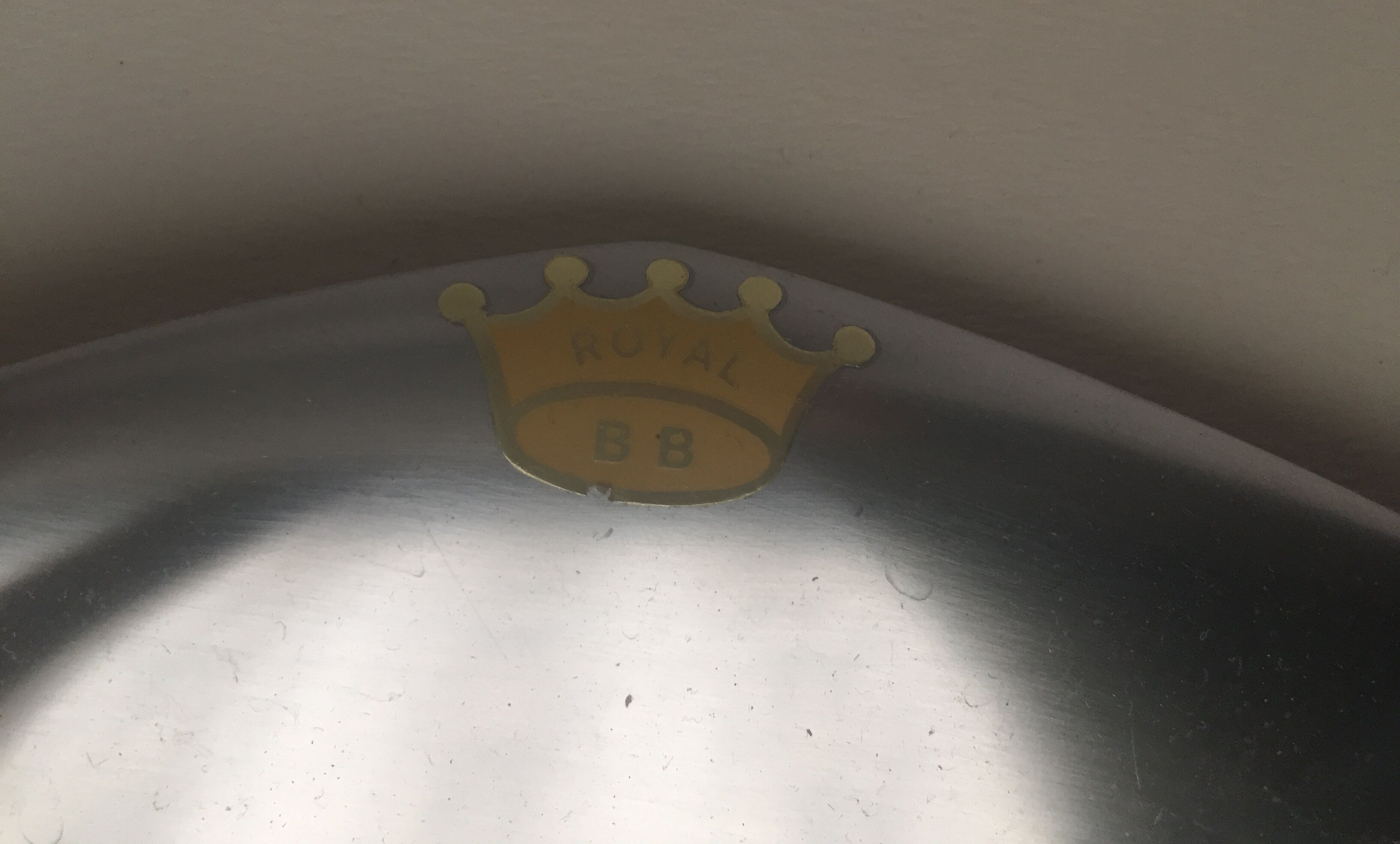 Round plate in brushed metal