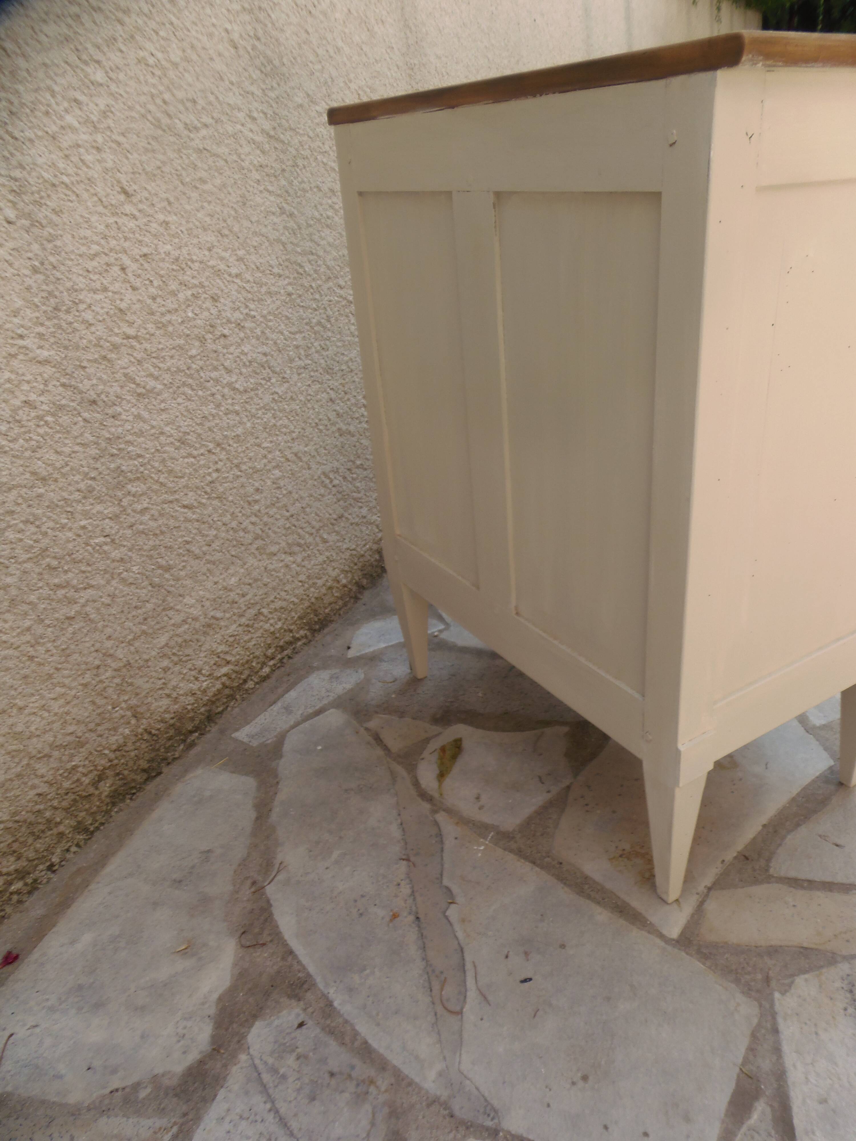 Petite commode classique sublimée en beige, plateau bois.