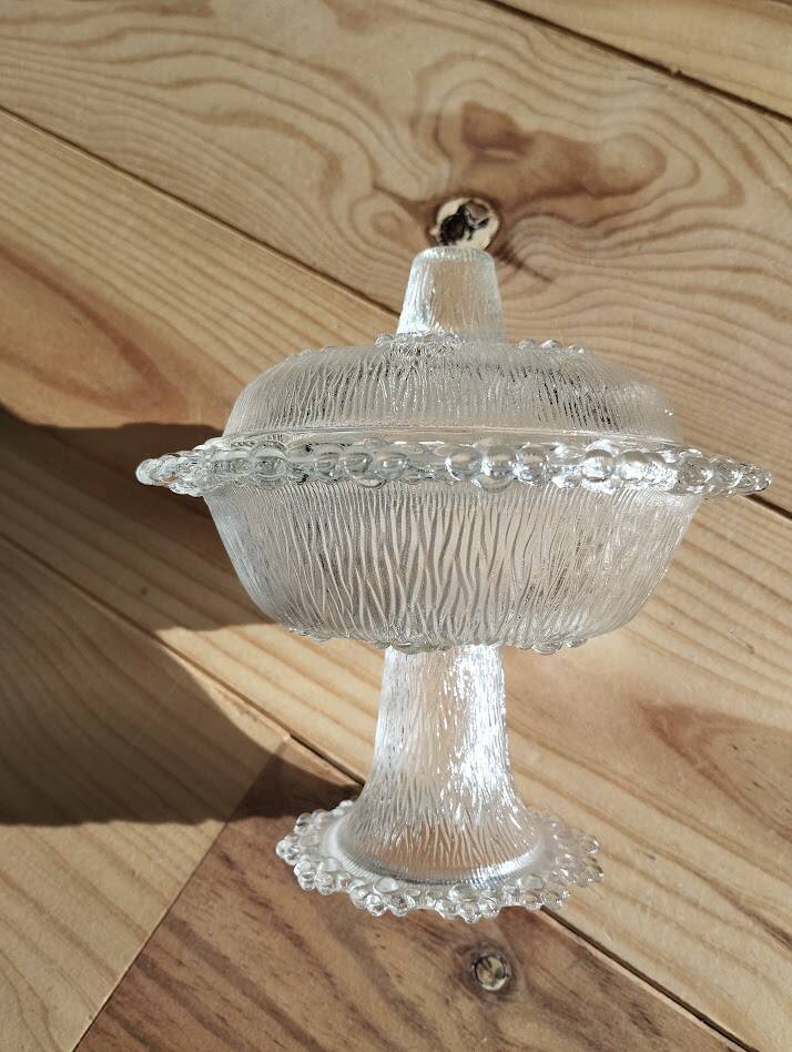 Bonbonnière sur pied en verre moulé – Décor texturé vintage