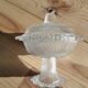 Bonbonnière sur pied en verre moulé – Décor texturé vintage