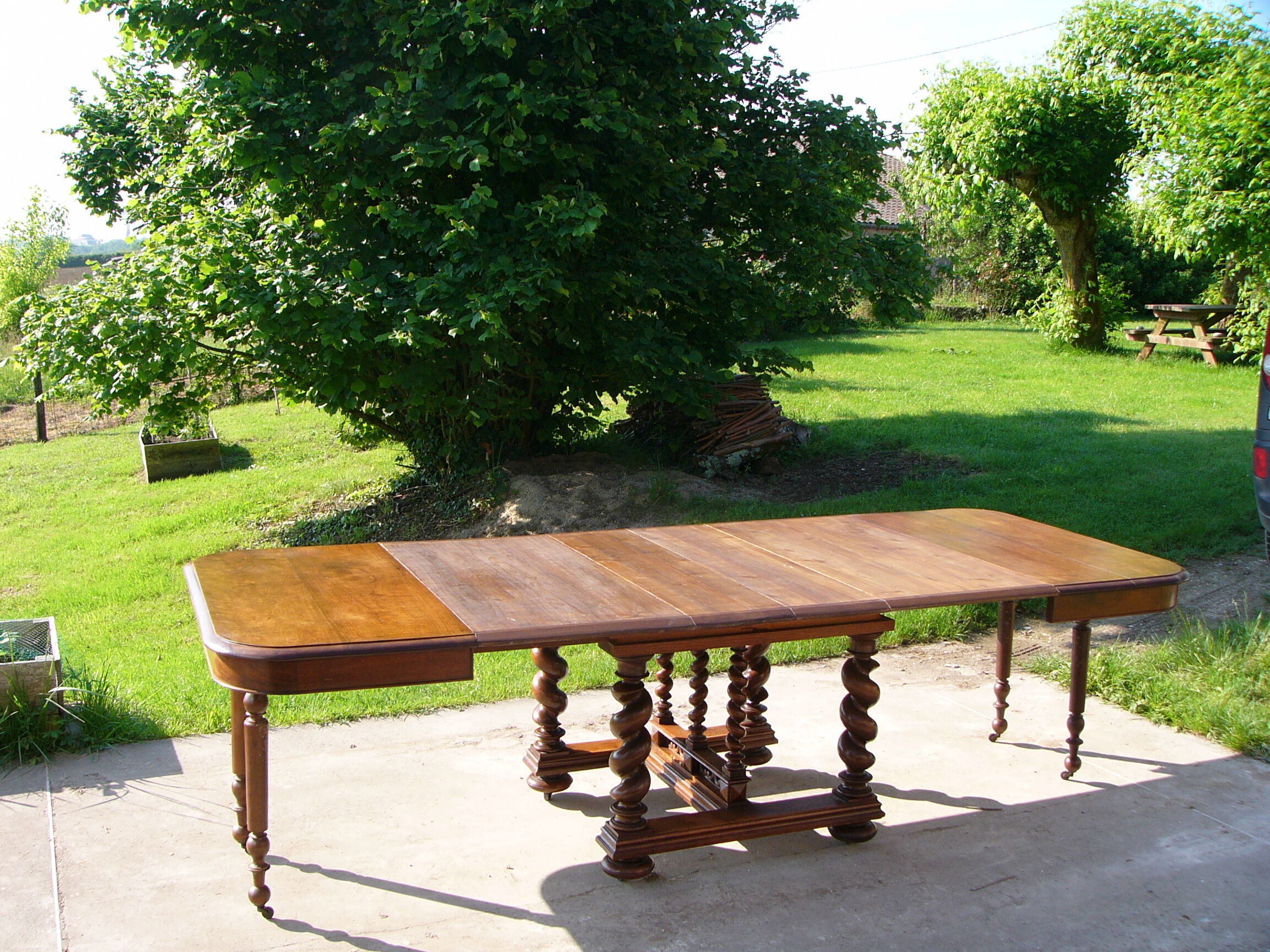 Dining room table