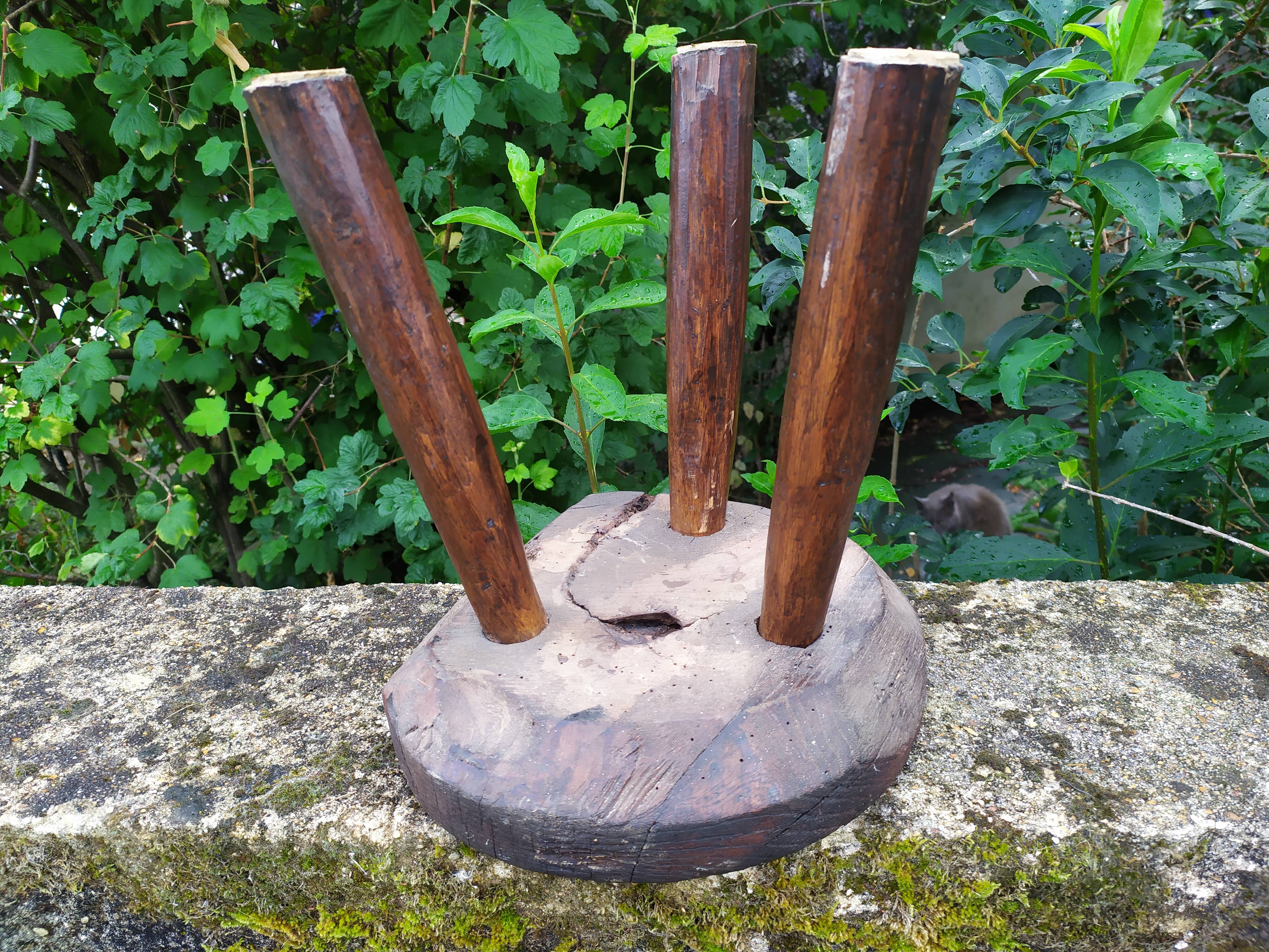 Tabouret tripode en bois brut