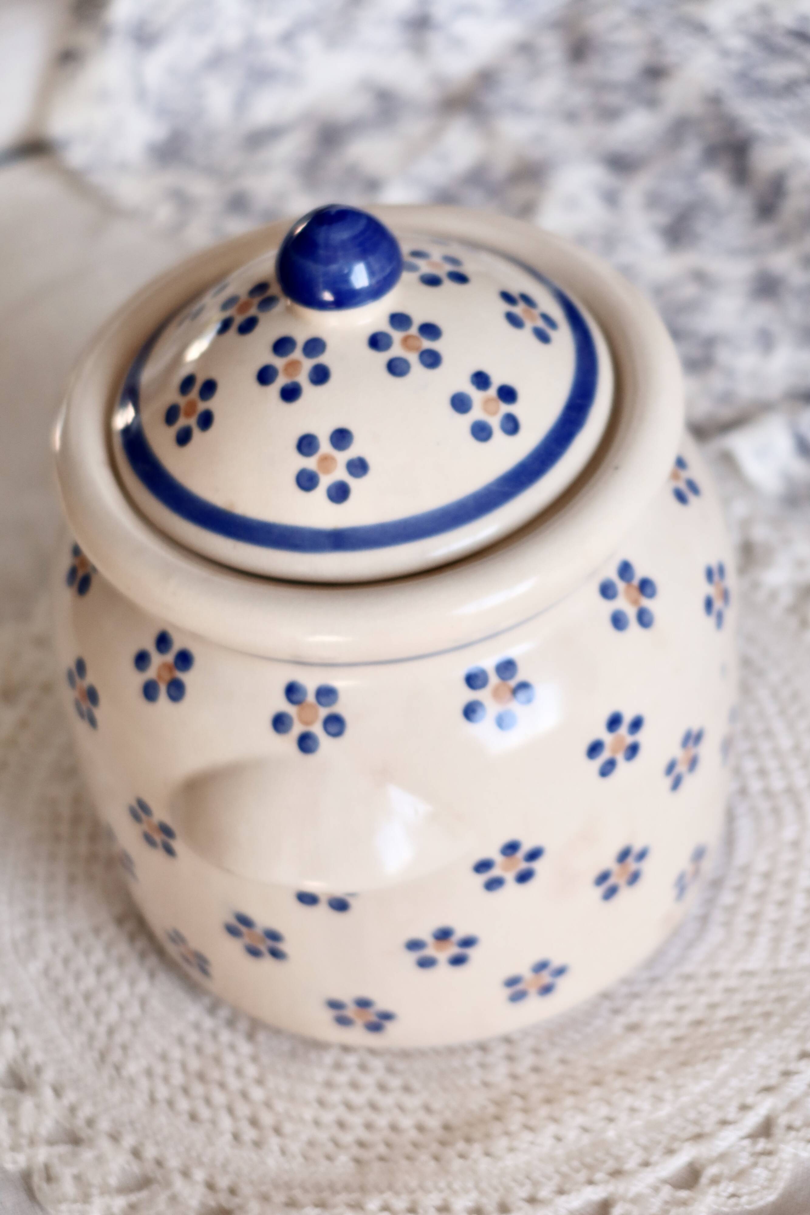 Vintage beige earthenware bonbonnière - Hand-painted blue floral decoration