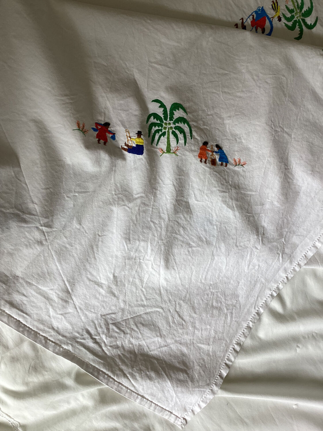 Hand-embroidered tablecloth Malagasy crafts