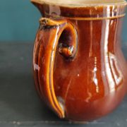 Cruche vintage en majolique française