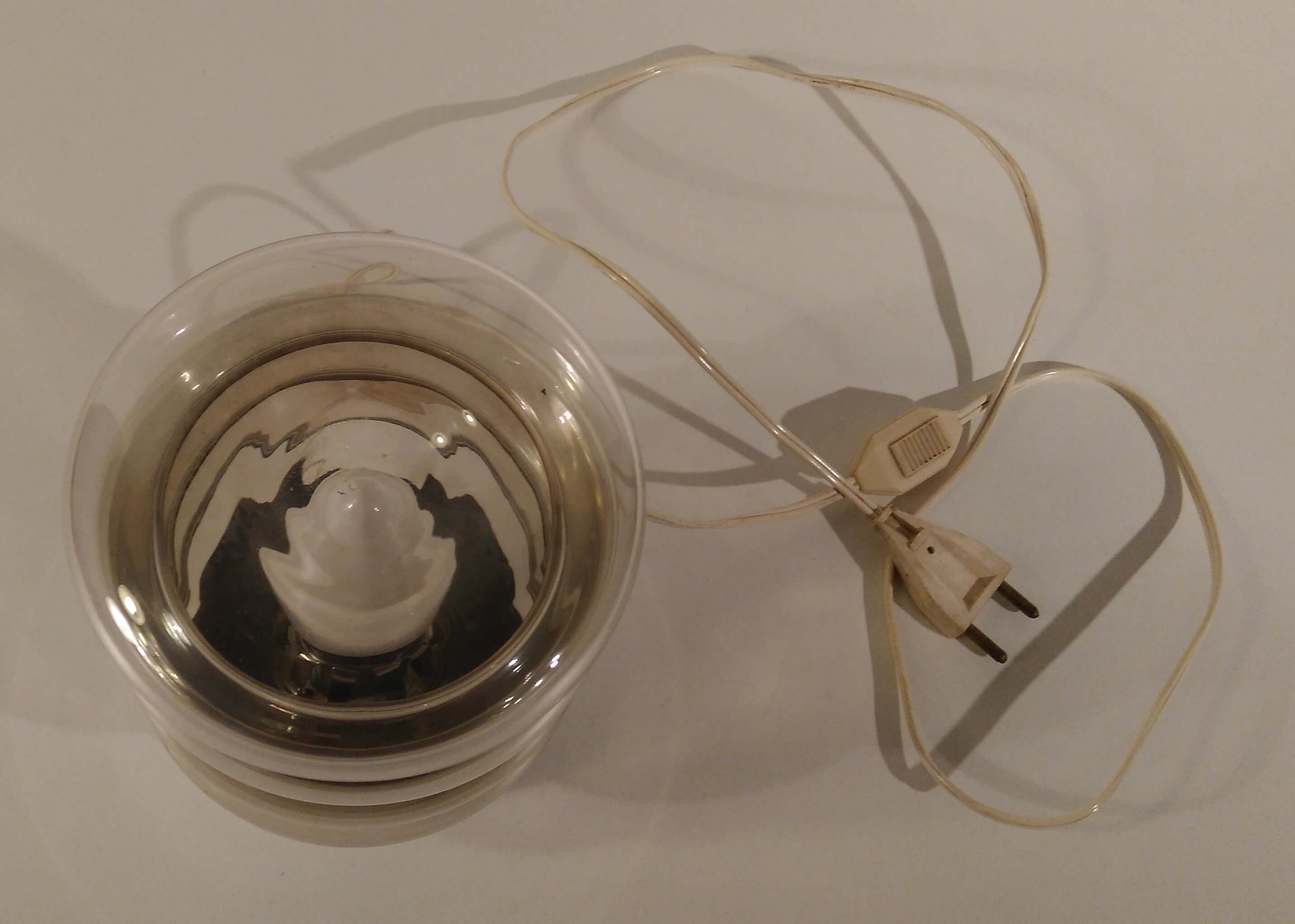 Lampe à poser verre fumé ondulé socle chromé