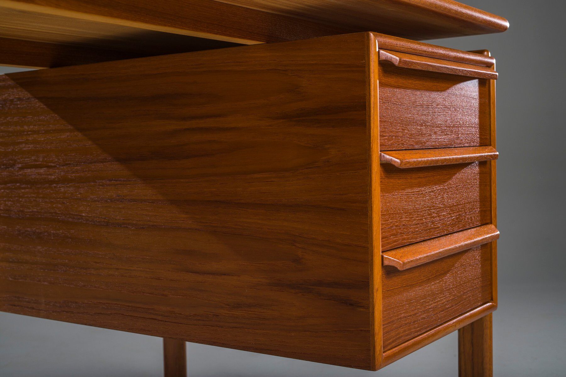 Mid-century modern teak freestanding desk from GV Møbler, 1960s