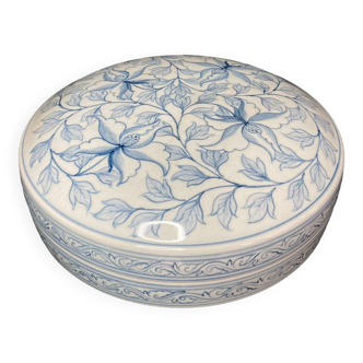 Hyang-koo (Lee), lotus flower porcelain box signed 20th century