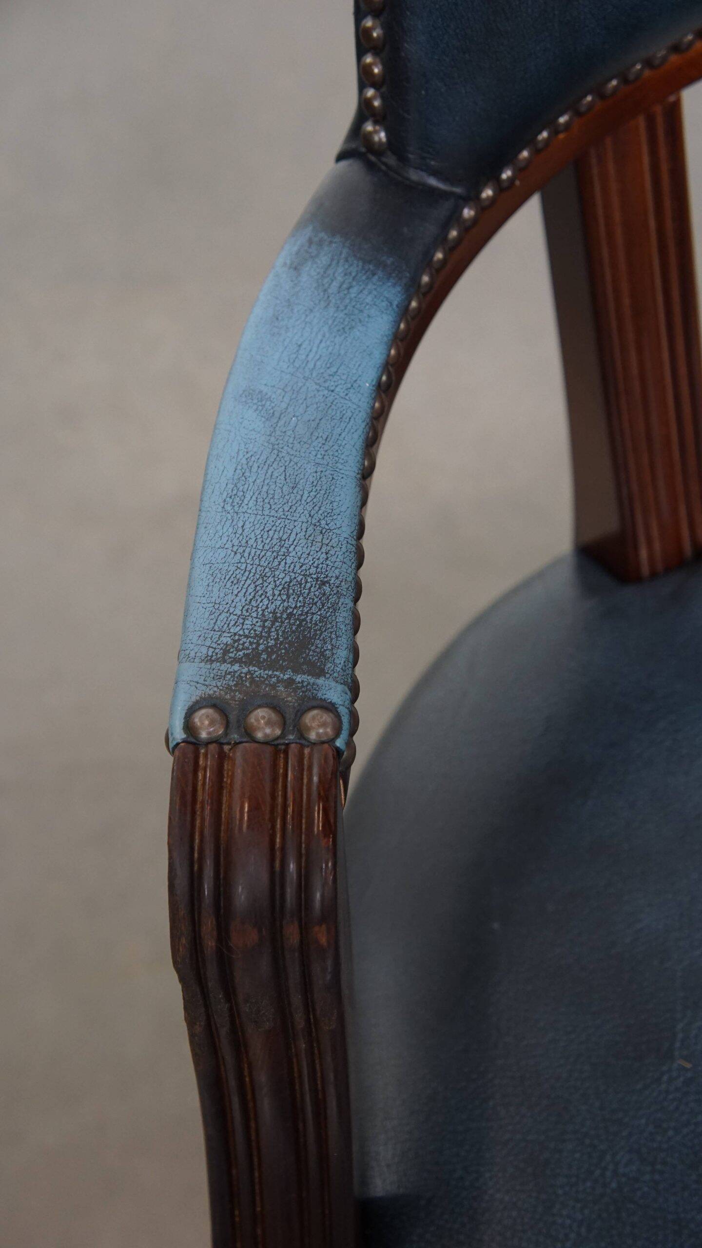 Bureau et chaise de bureau Chesterfield en cuir de vachette bleu