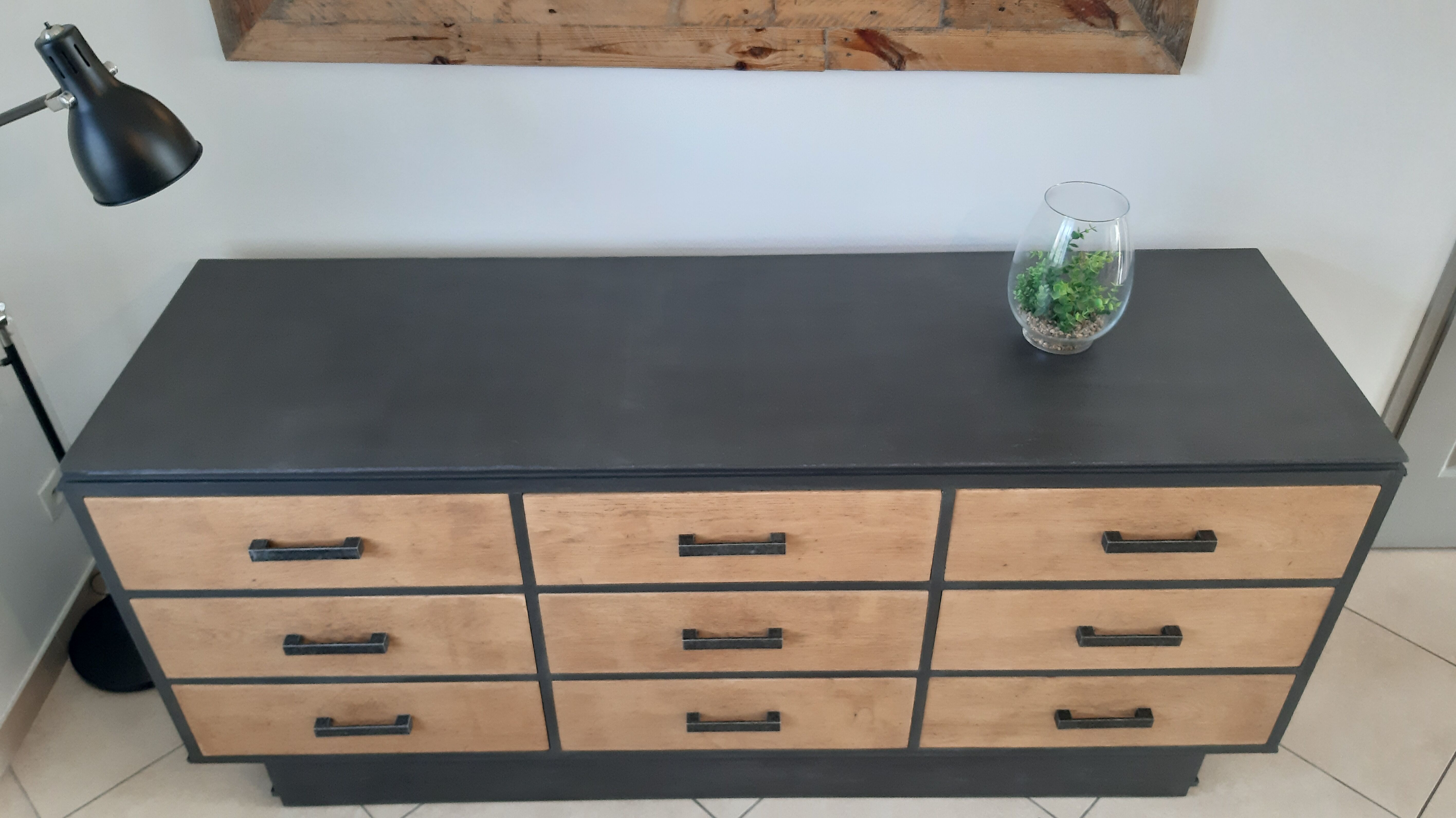 Furniture counter with graphite and wood drawers