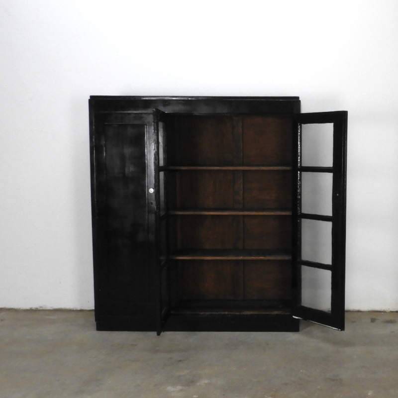 Zwarte brocante kast