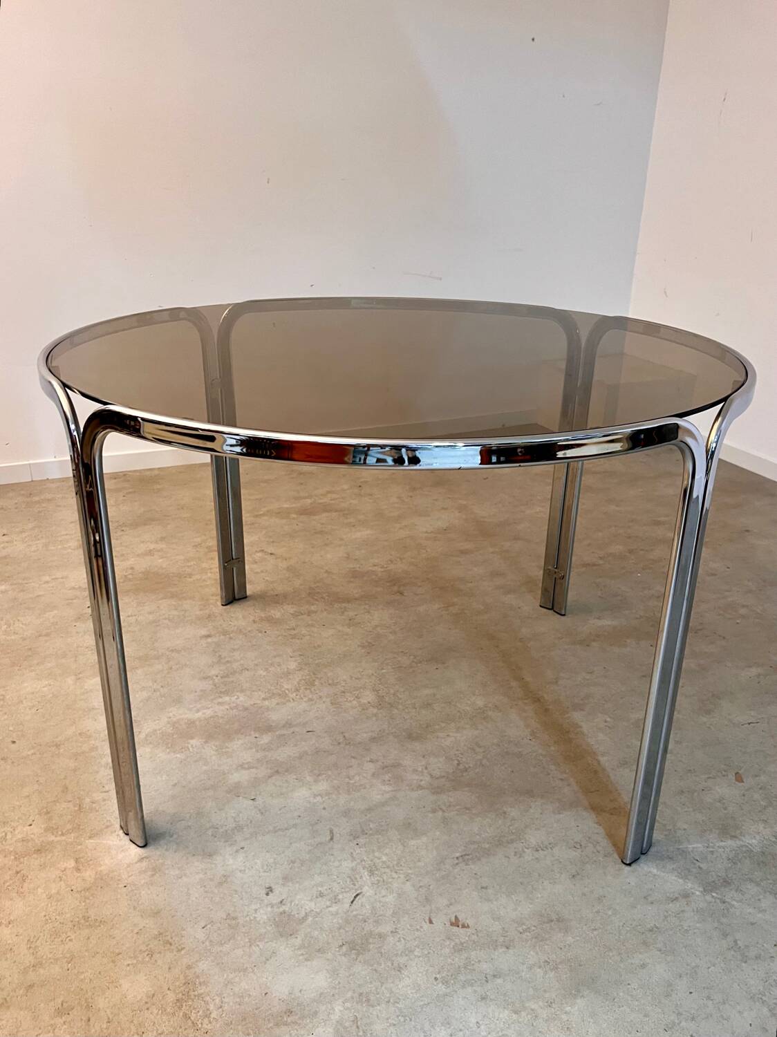 Table ronde vintage tubulaire en métal et verre fumé design année 70