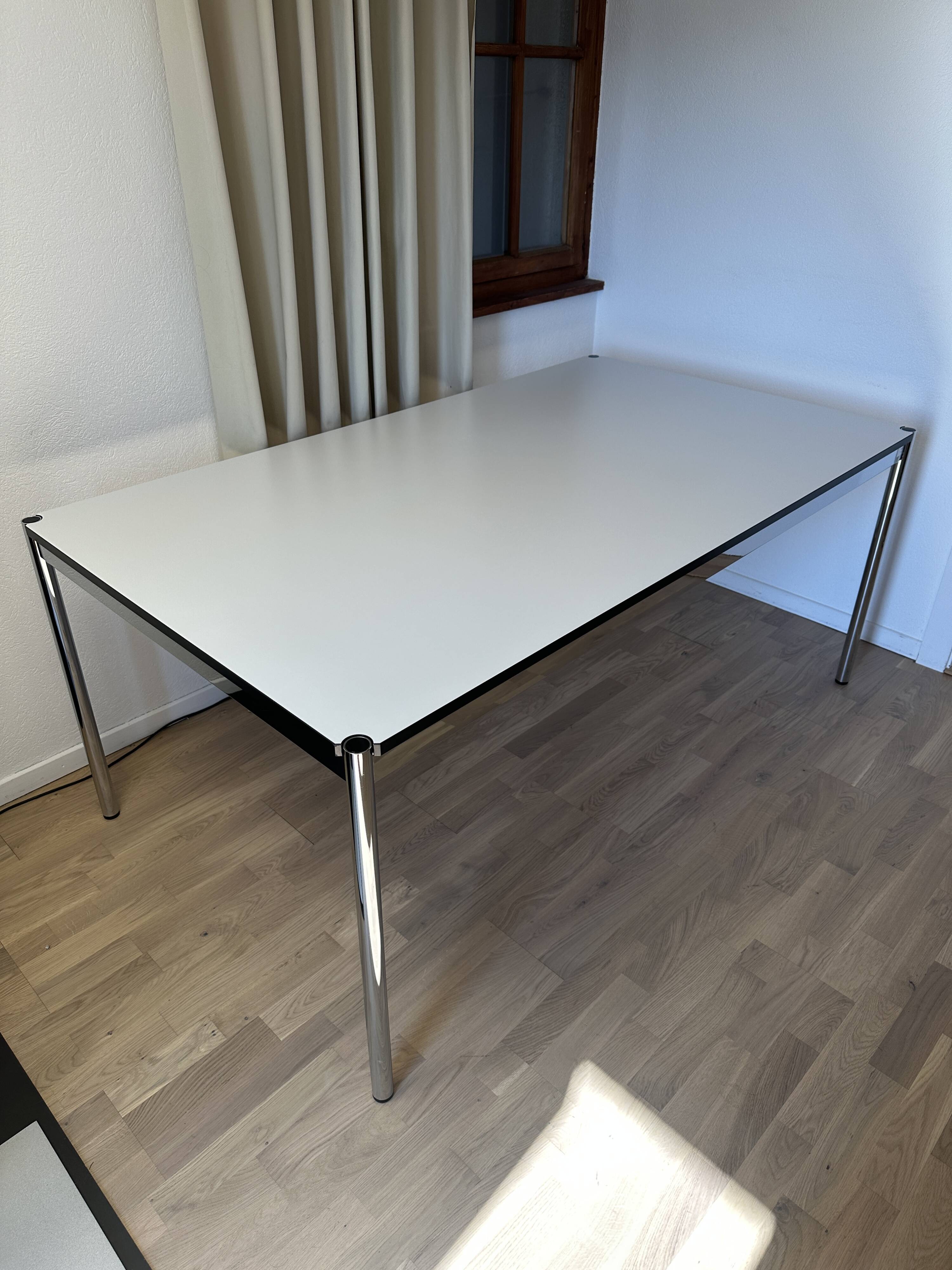 Bureau USM Haller en stratifié gris perle