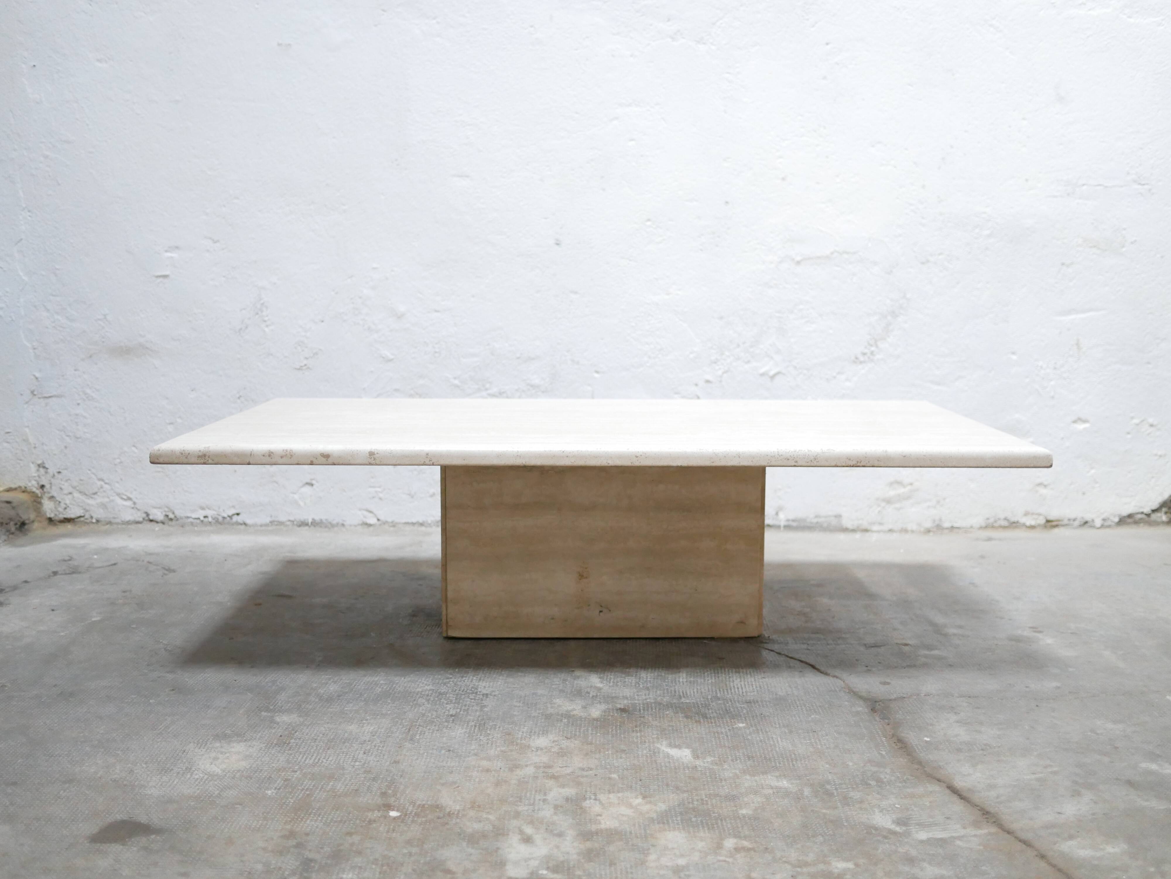 Table basse vintage en travertin