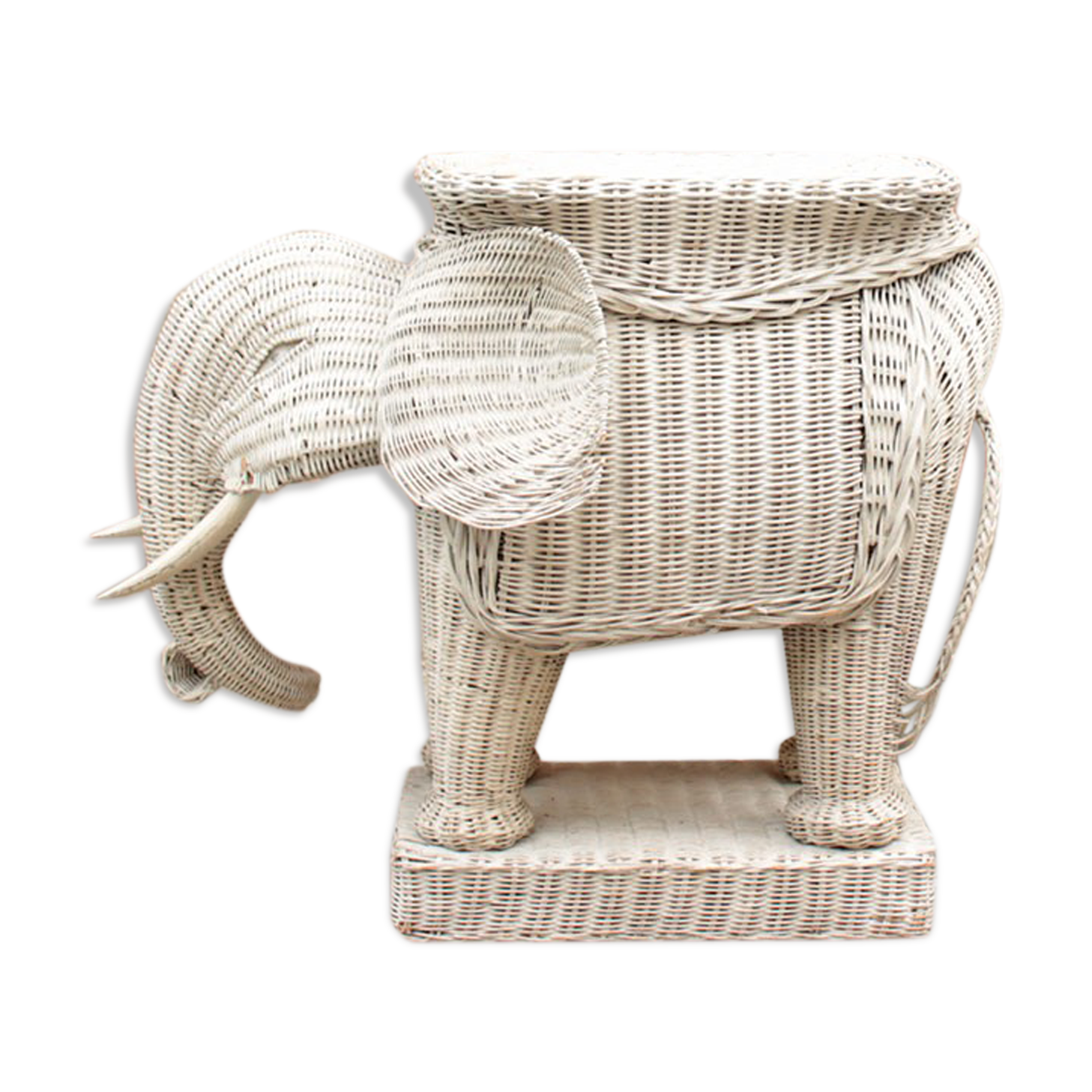 Vintage rattan elephant couch tip