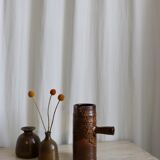 Carafe en grès texturé