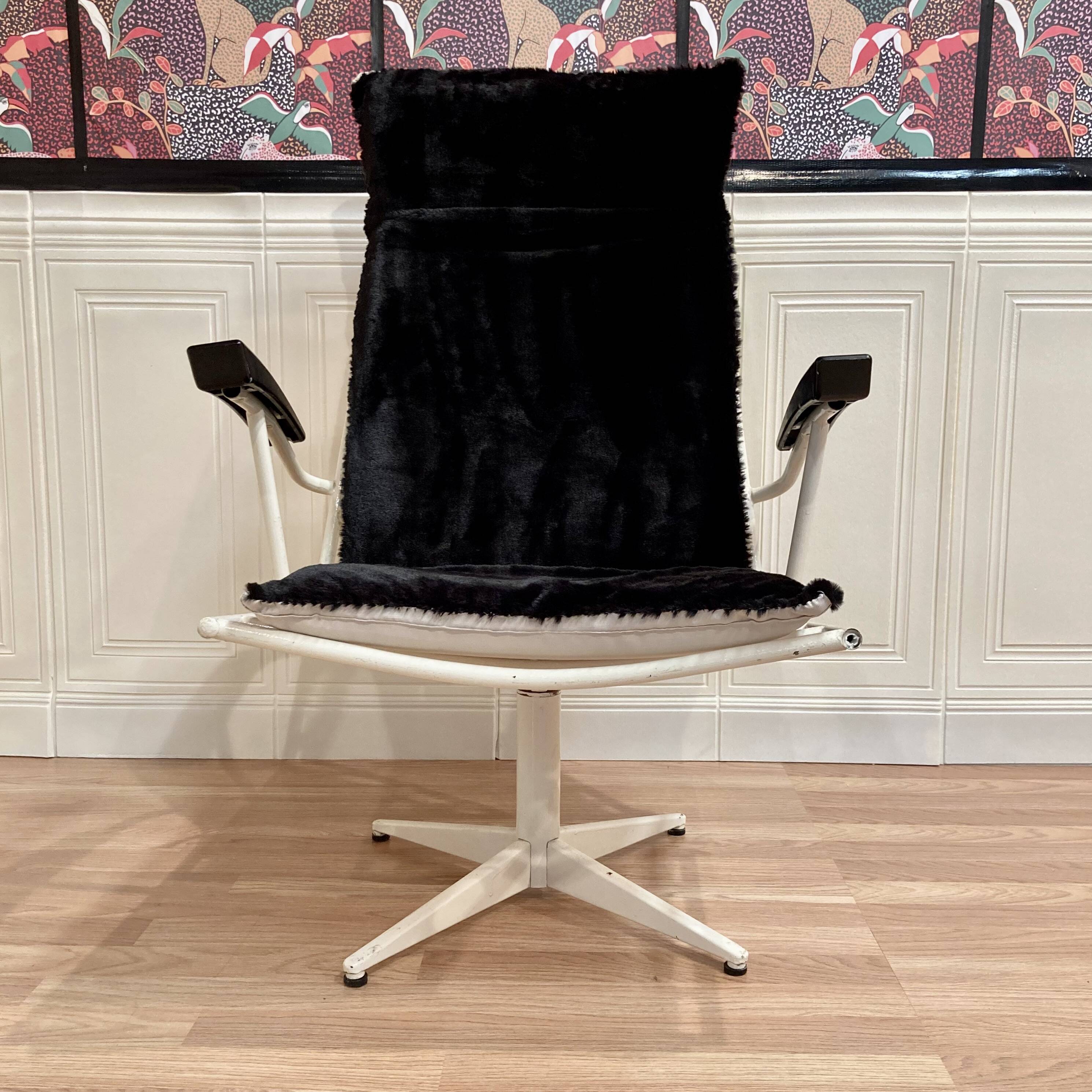 Set of 2 metal and bakelite armchairs design 1960.