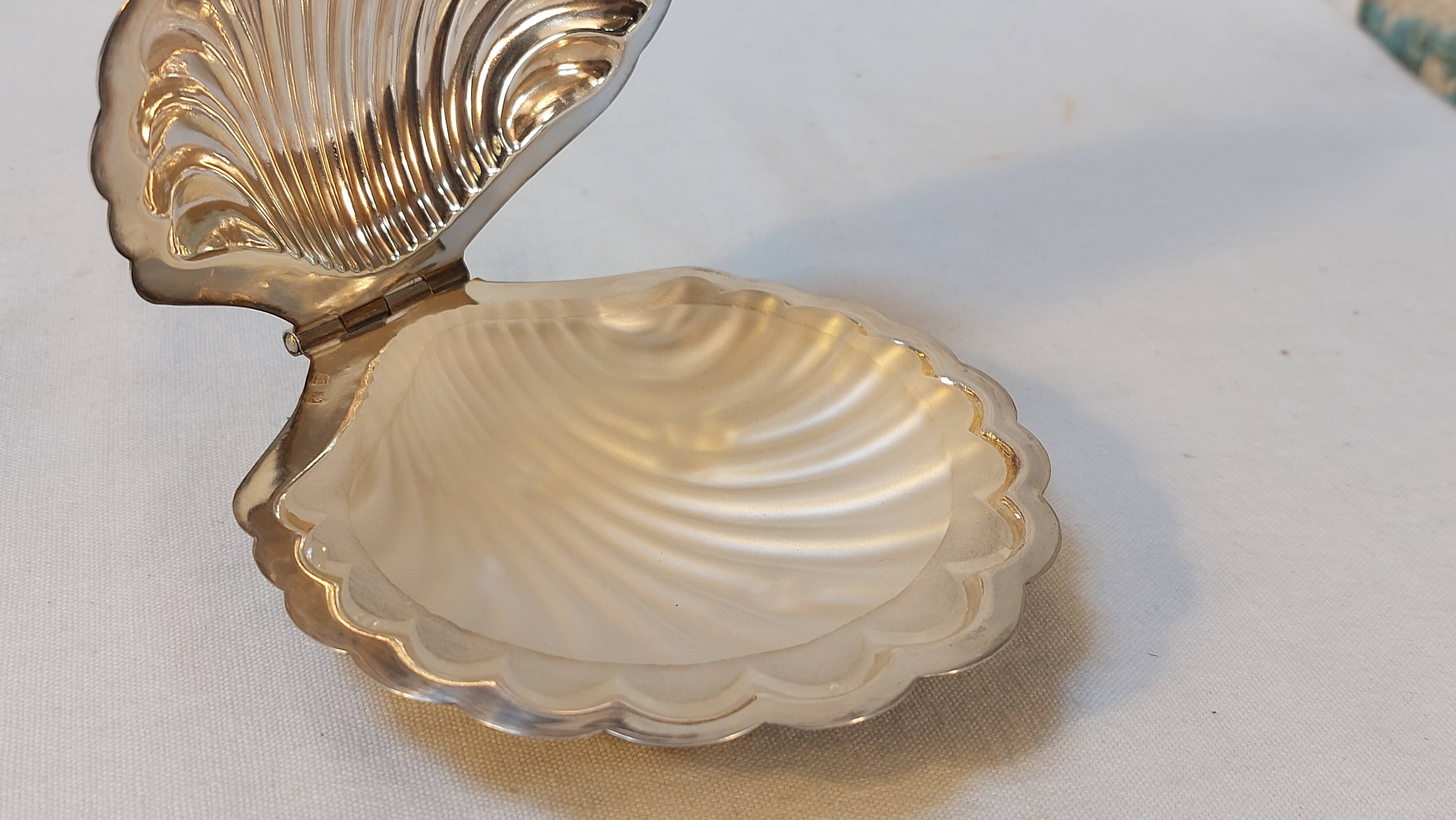 Silver-plated metal shell table butter dish with hallmarks - Art Deco