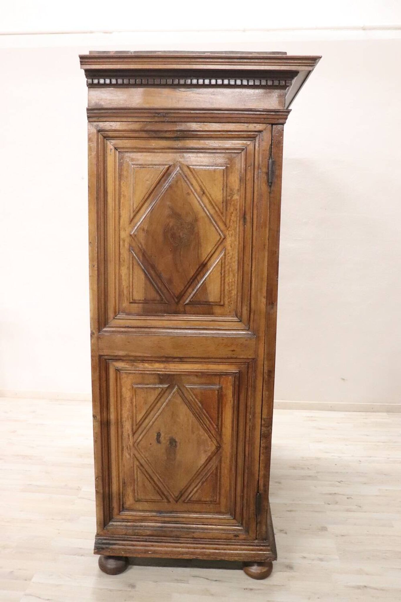 Armoire à Secret Du 17ème Siècle En Noyer