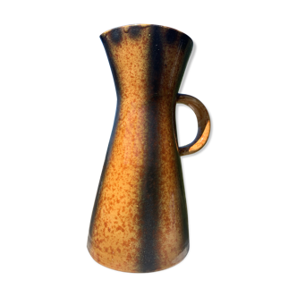 Pitcher Accolay with handle, brown streaks on a yellow background, circa 1950