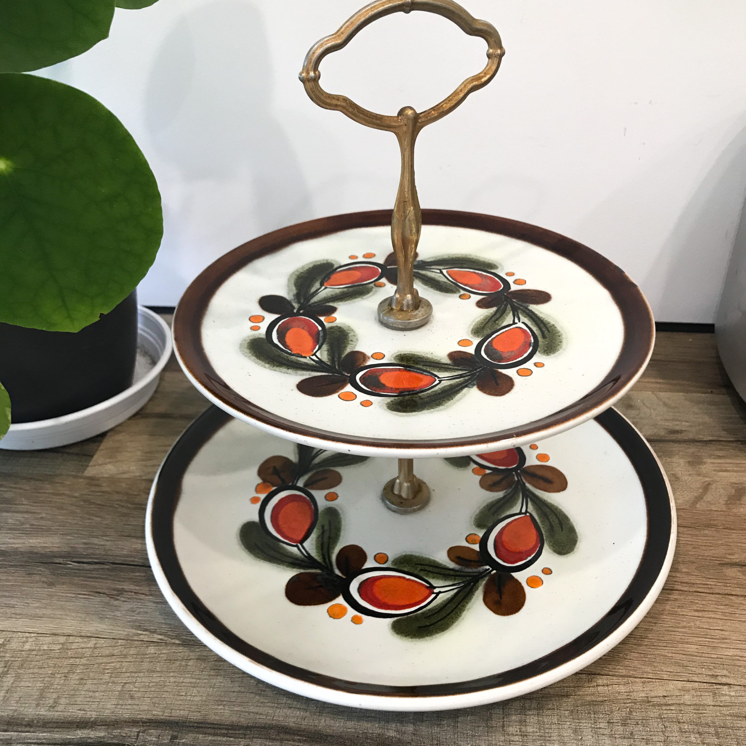 Servant with dessert floors