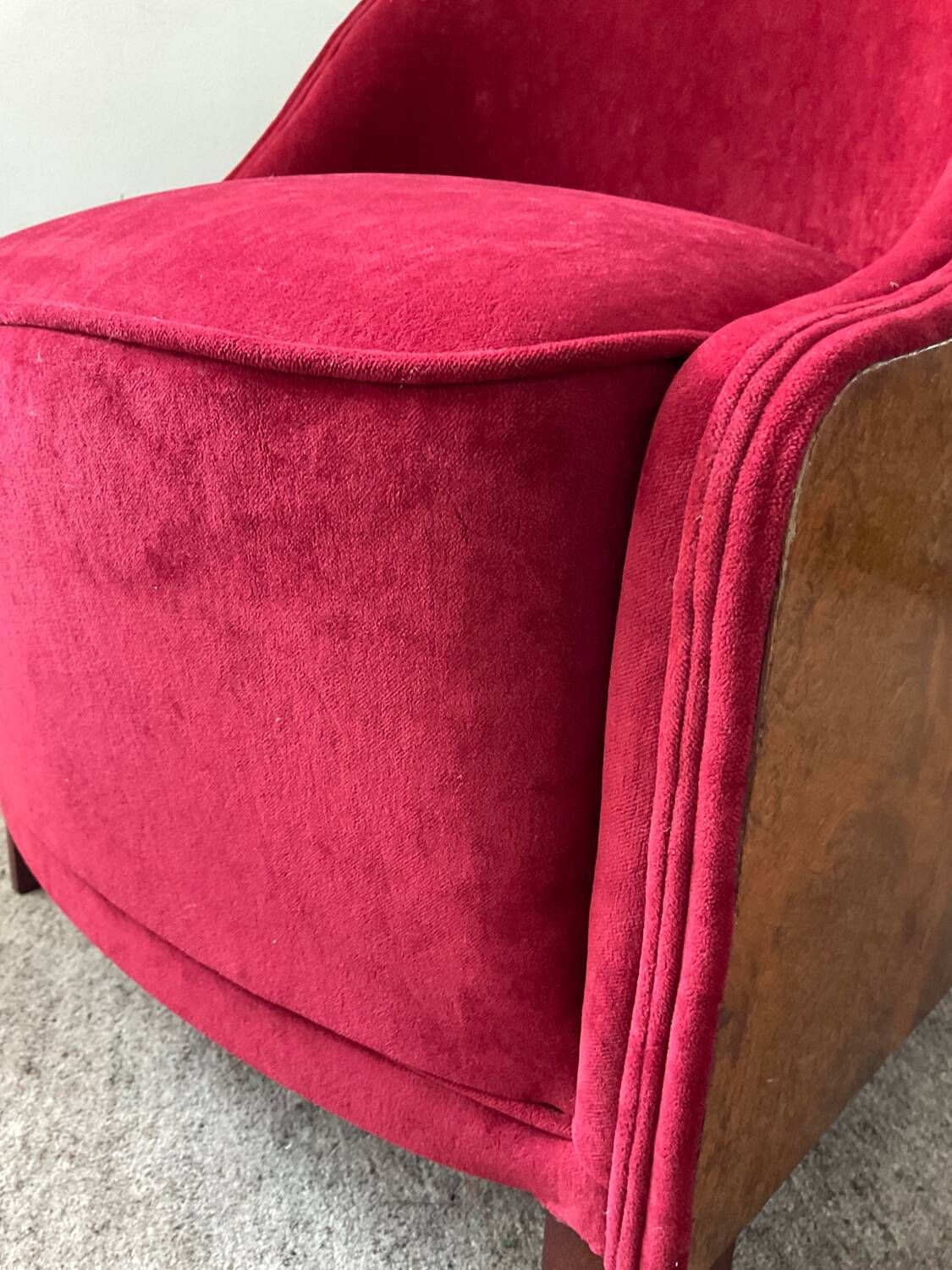 Fauteuil bergère Art Déco en loupe d’orme et velours