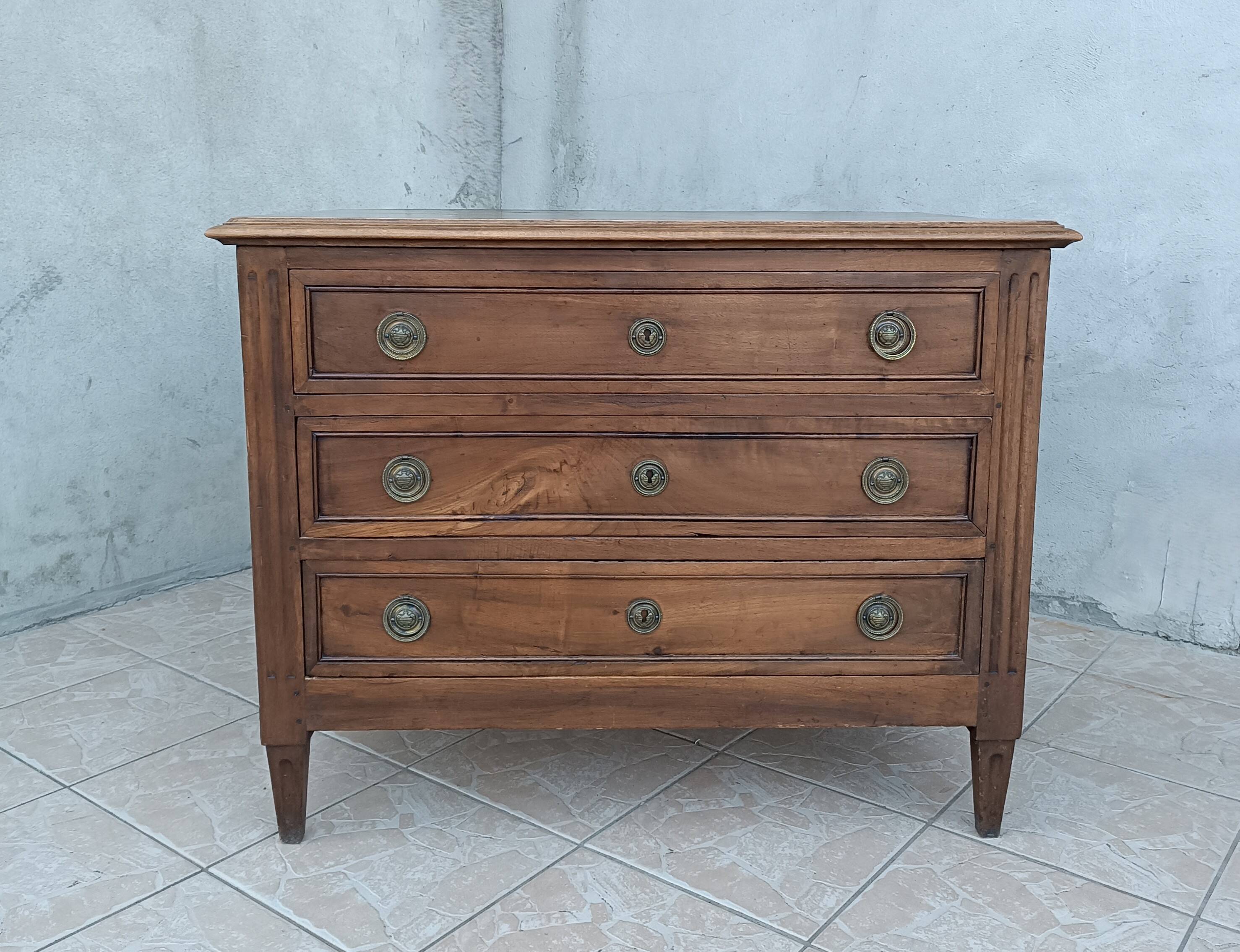 Louis XVI chest of drawers in walnut, 19th century