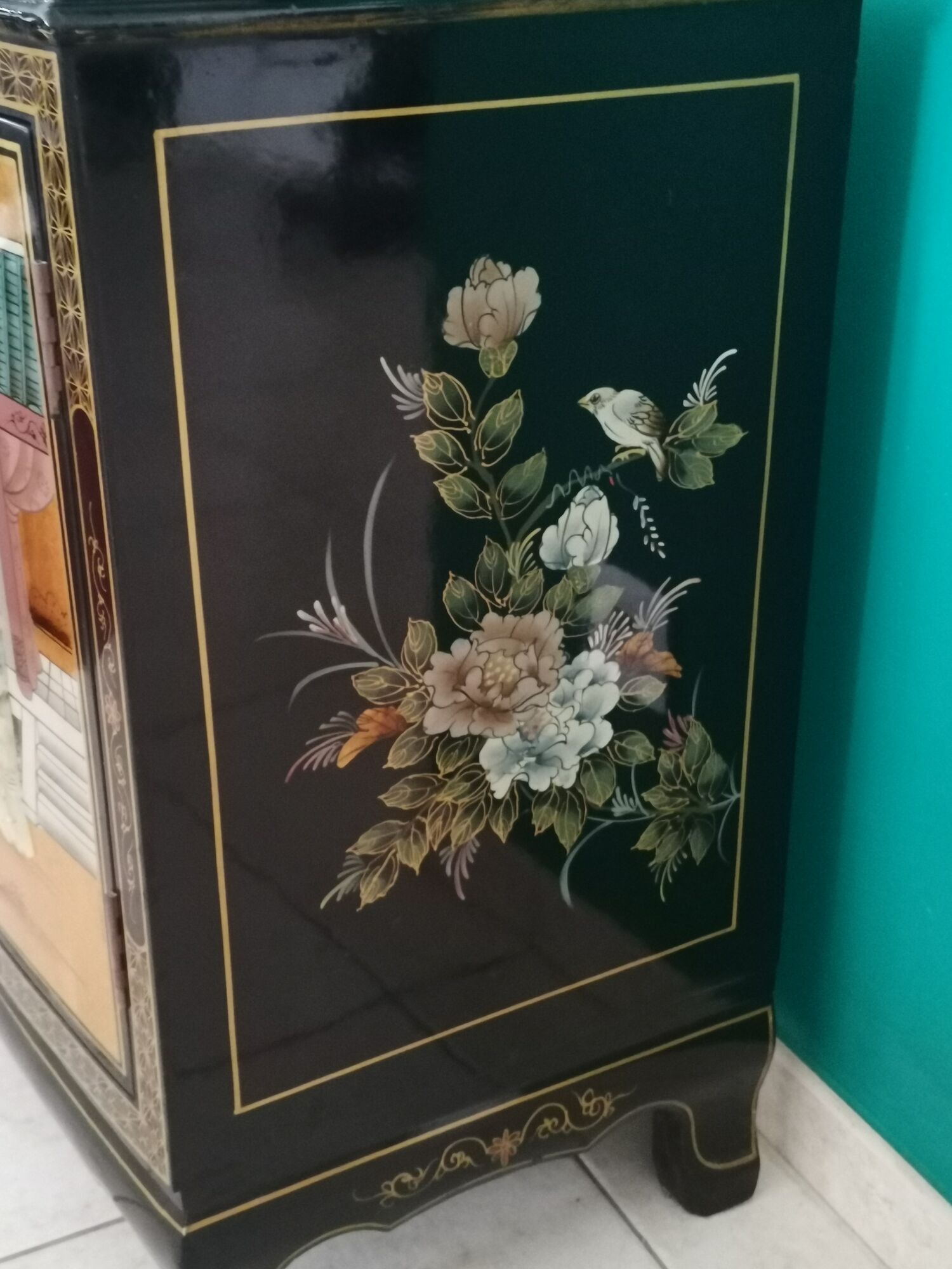 Buffet of black and gold laqué Chinese storage with relief subjects decorated flowers painted birds