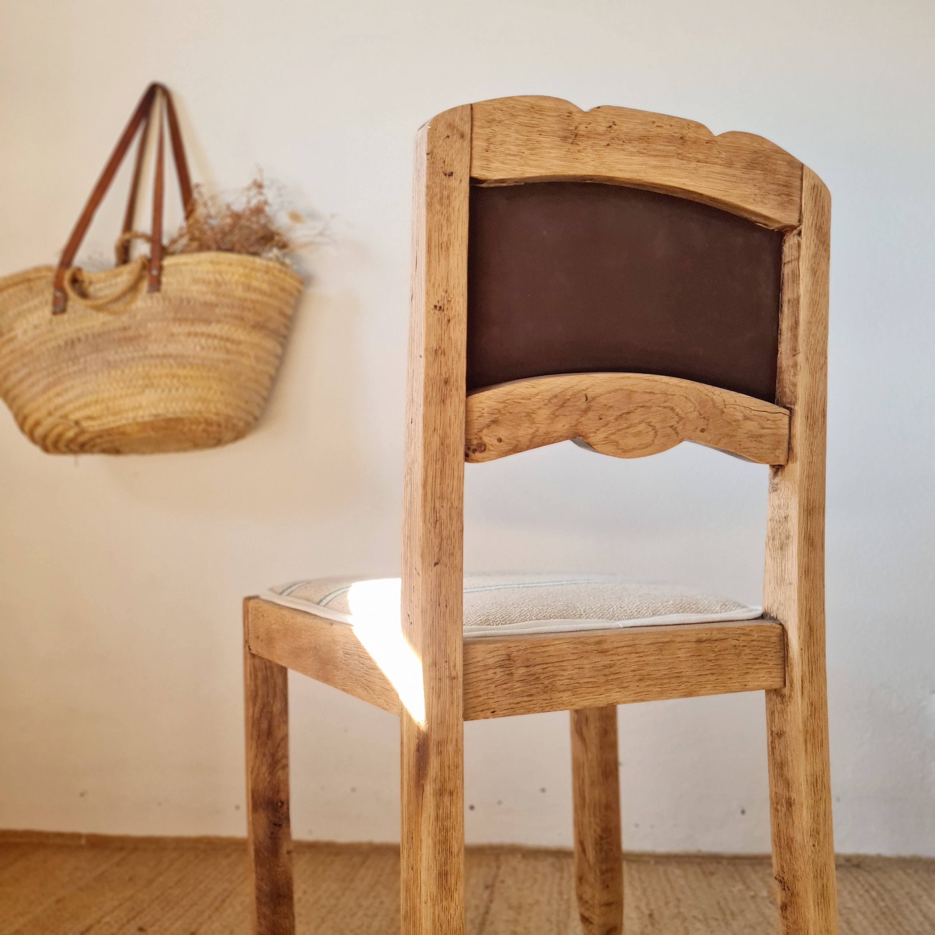 Chaise ancienne rénovée – bois sculpté et dossier vert