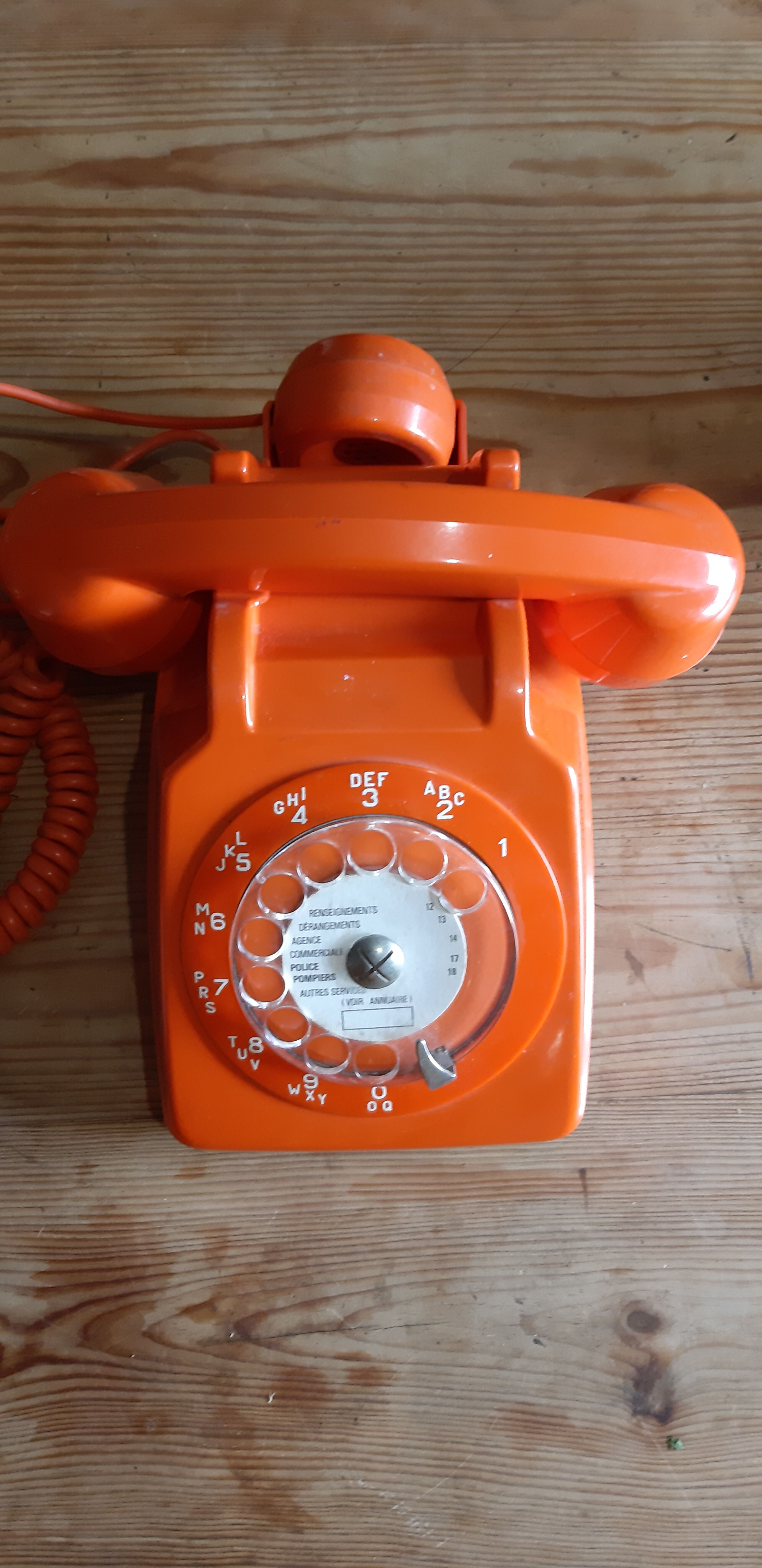 Telephone vintage orange