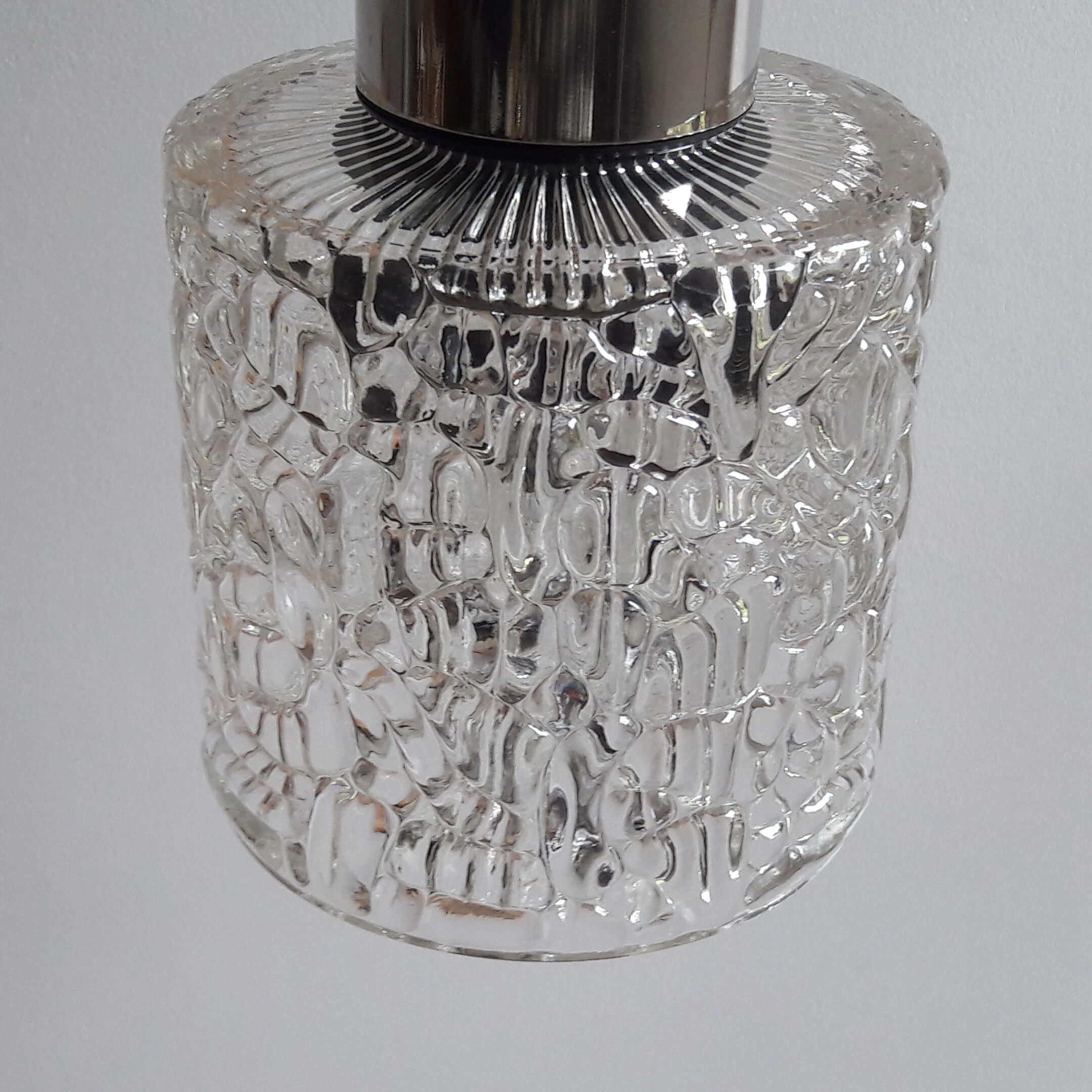 Suspension  chrome et verre