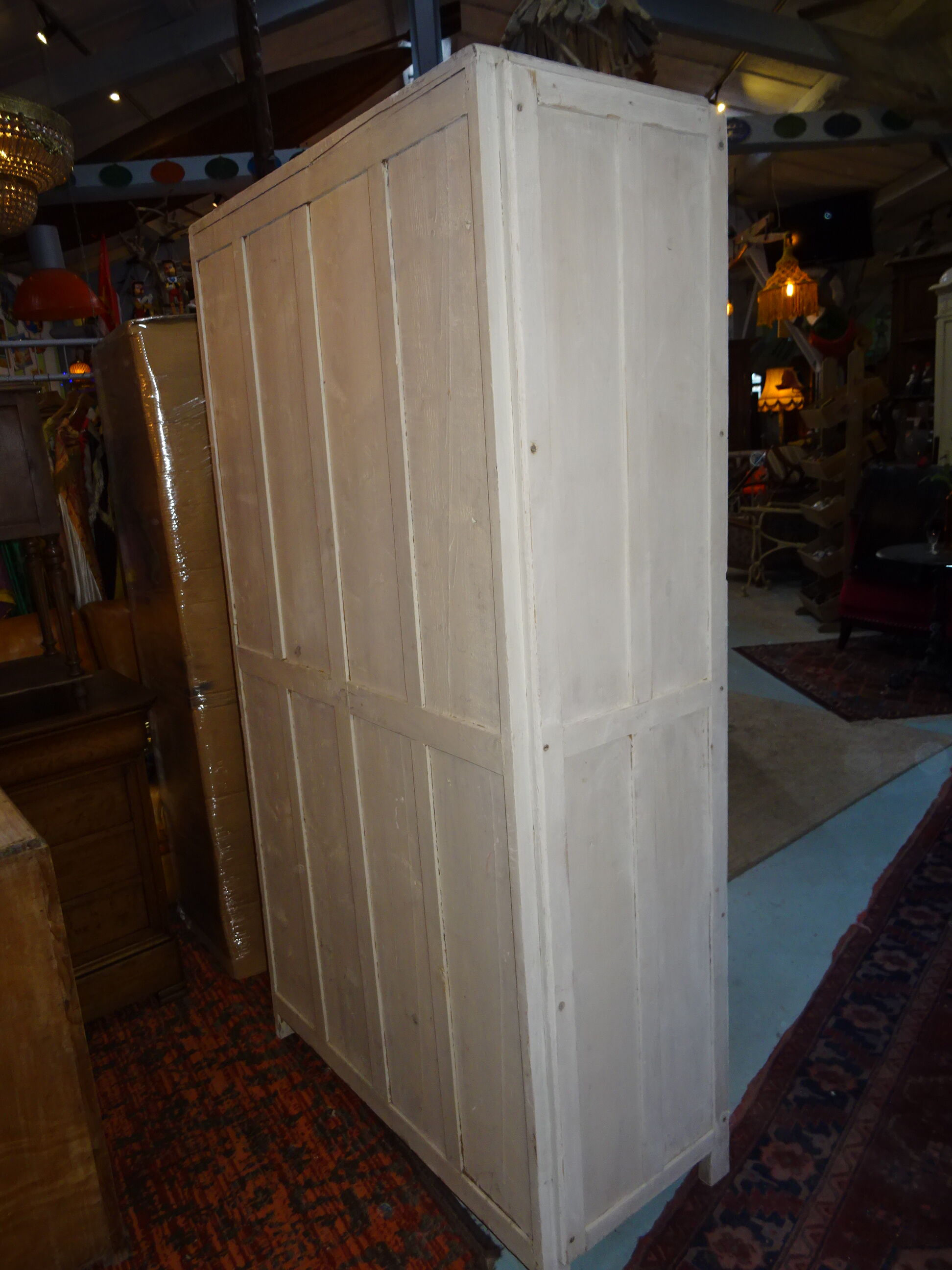 Armoire parisienne blanche