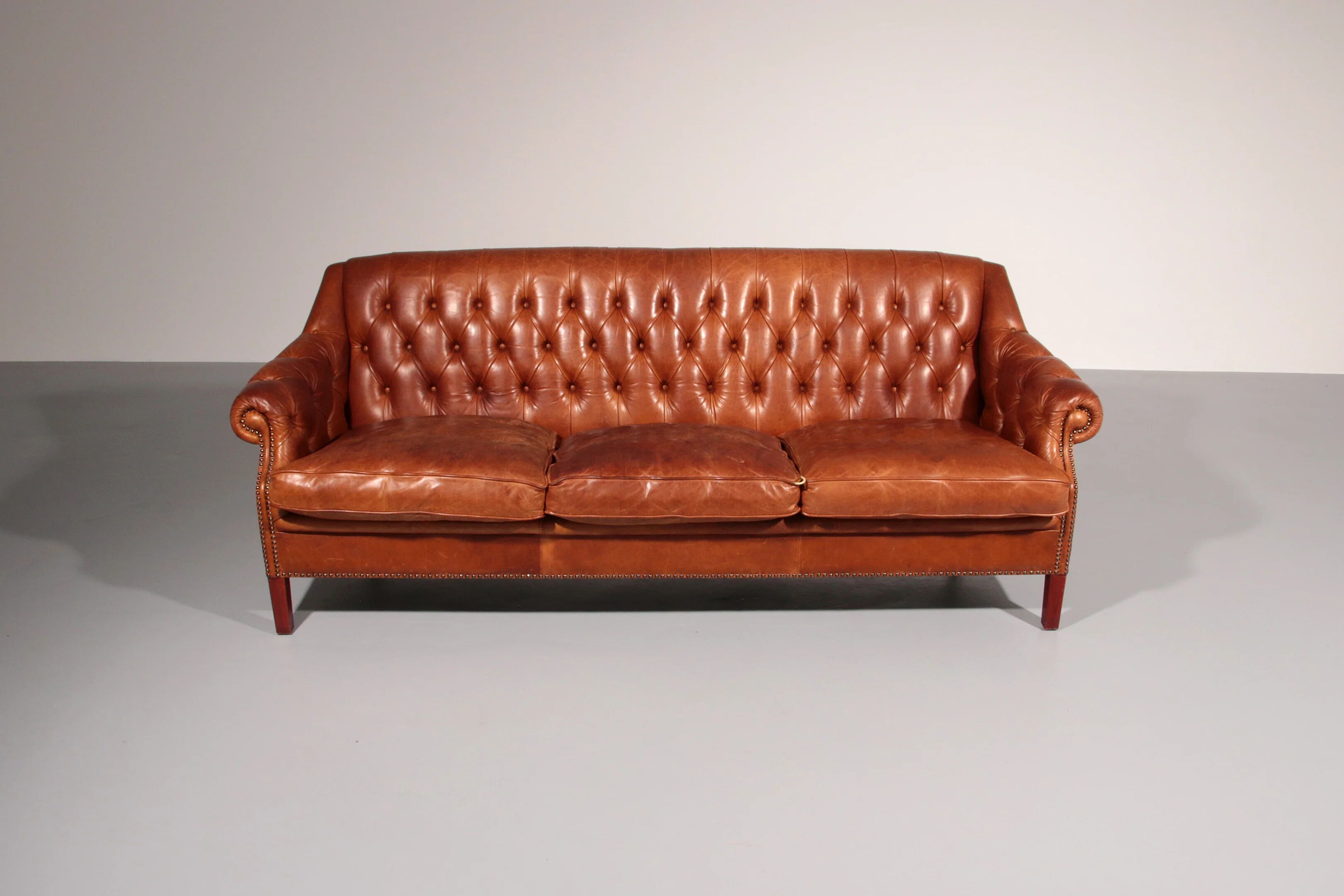 Canapé Chesterfield en cuir vieilli