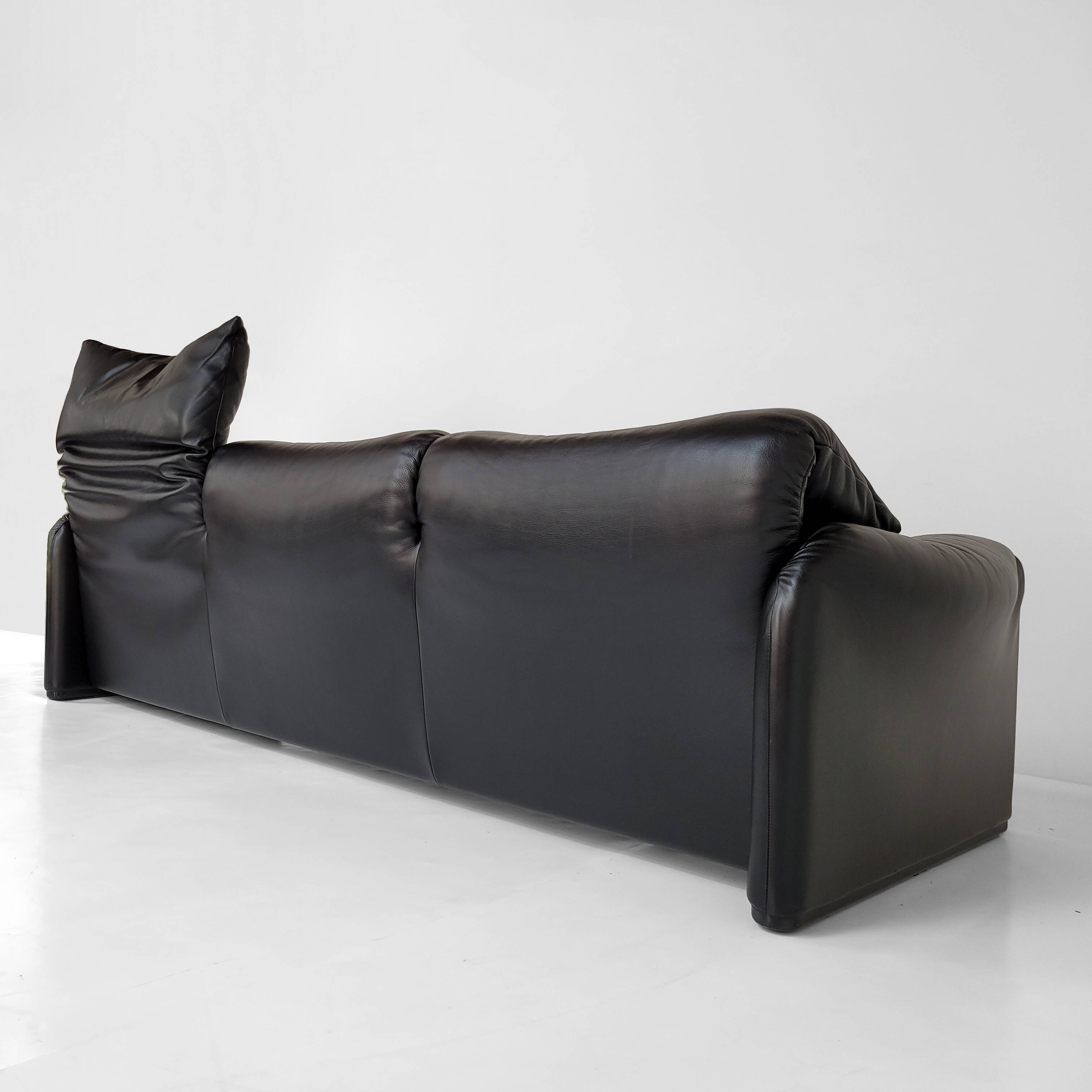 Maralunga sofa by Vico Magistretti for Cassina