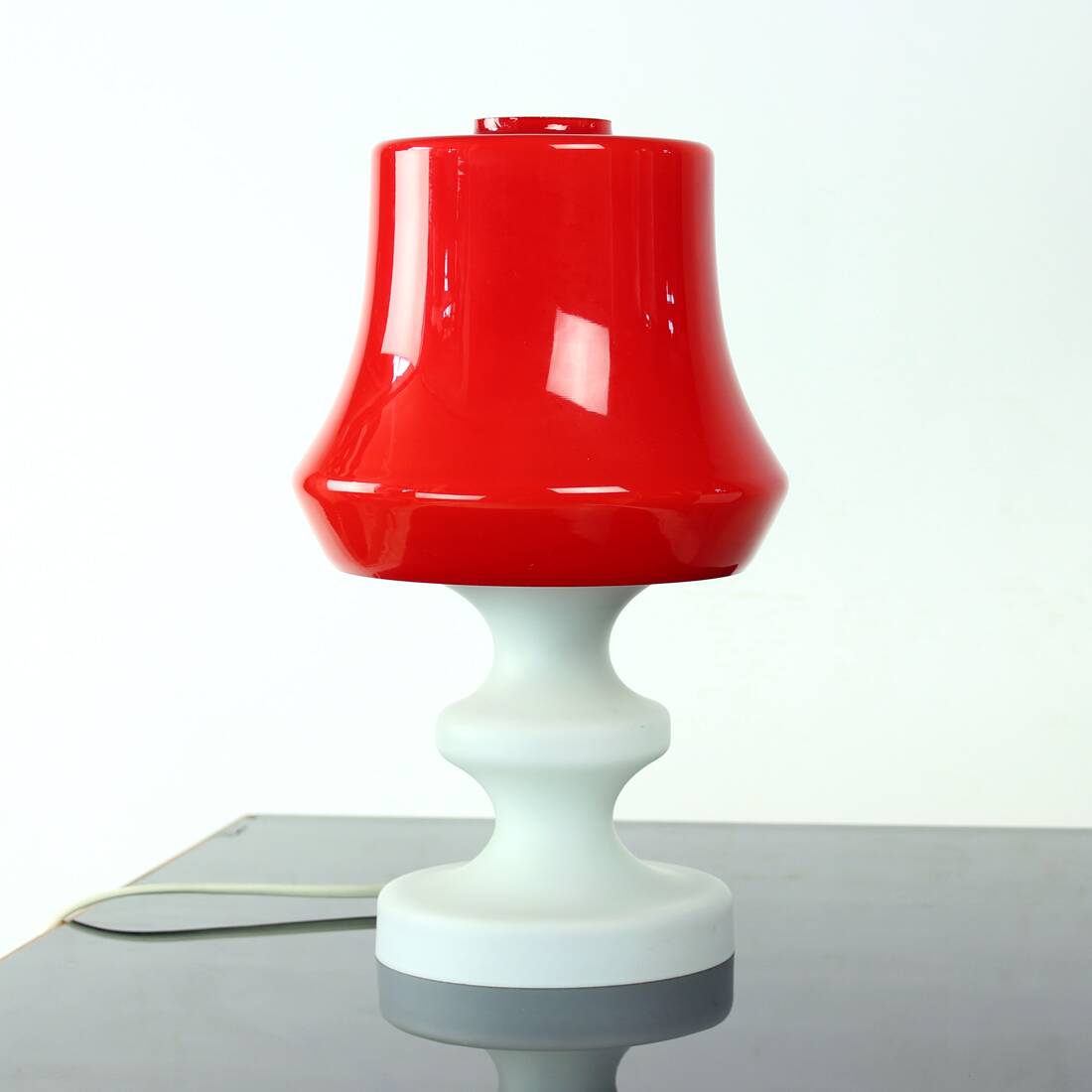 Lampe de table en verre opalin rouge et blanc par Stefan Tabery, 1960s