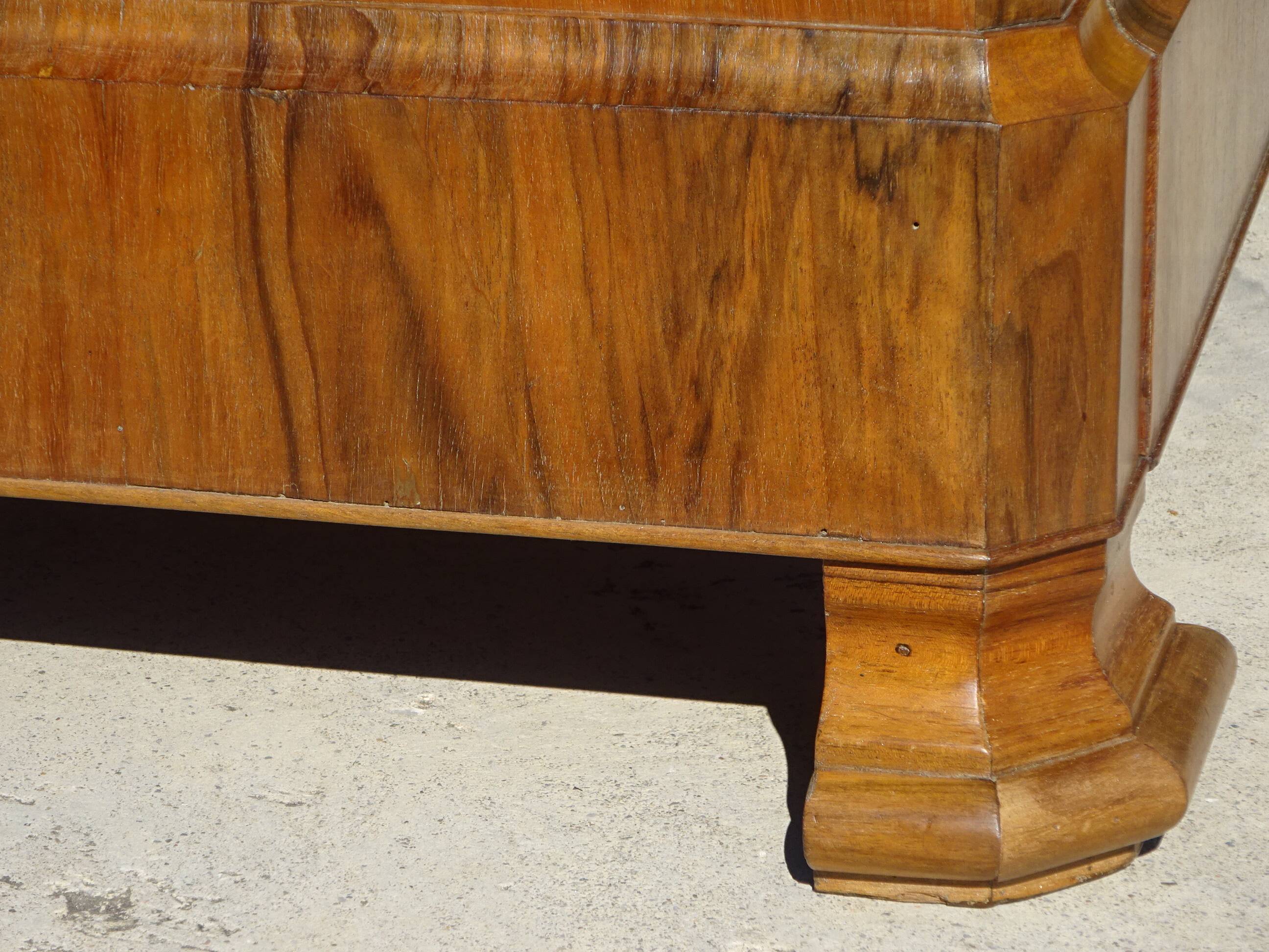 Ancienne commode en noyer et ronce de noyer