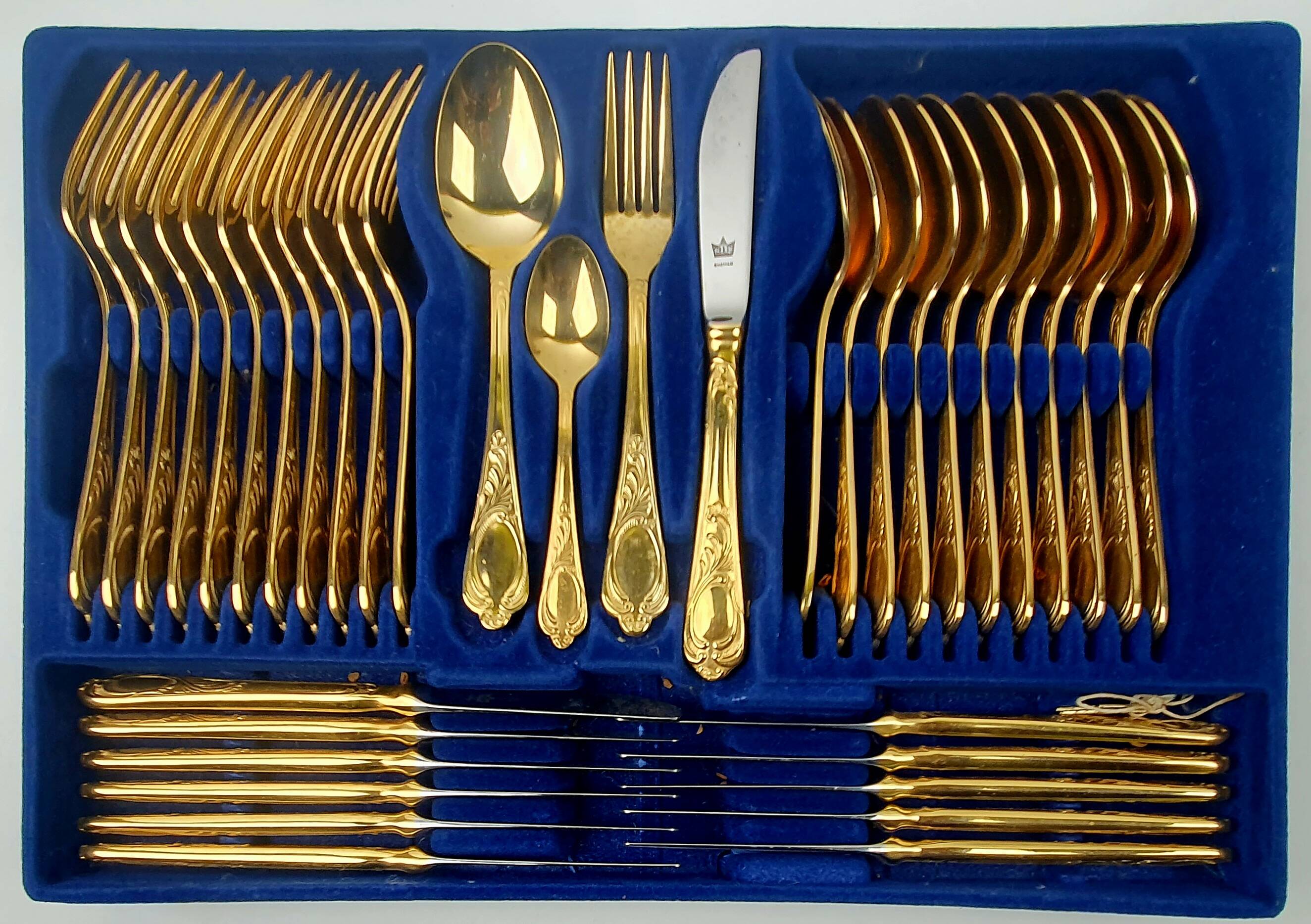 Cutlery set 70 gold plated pieces