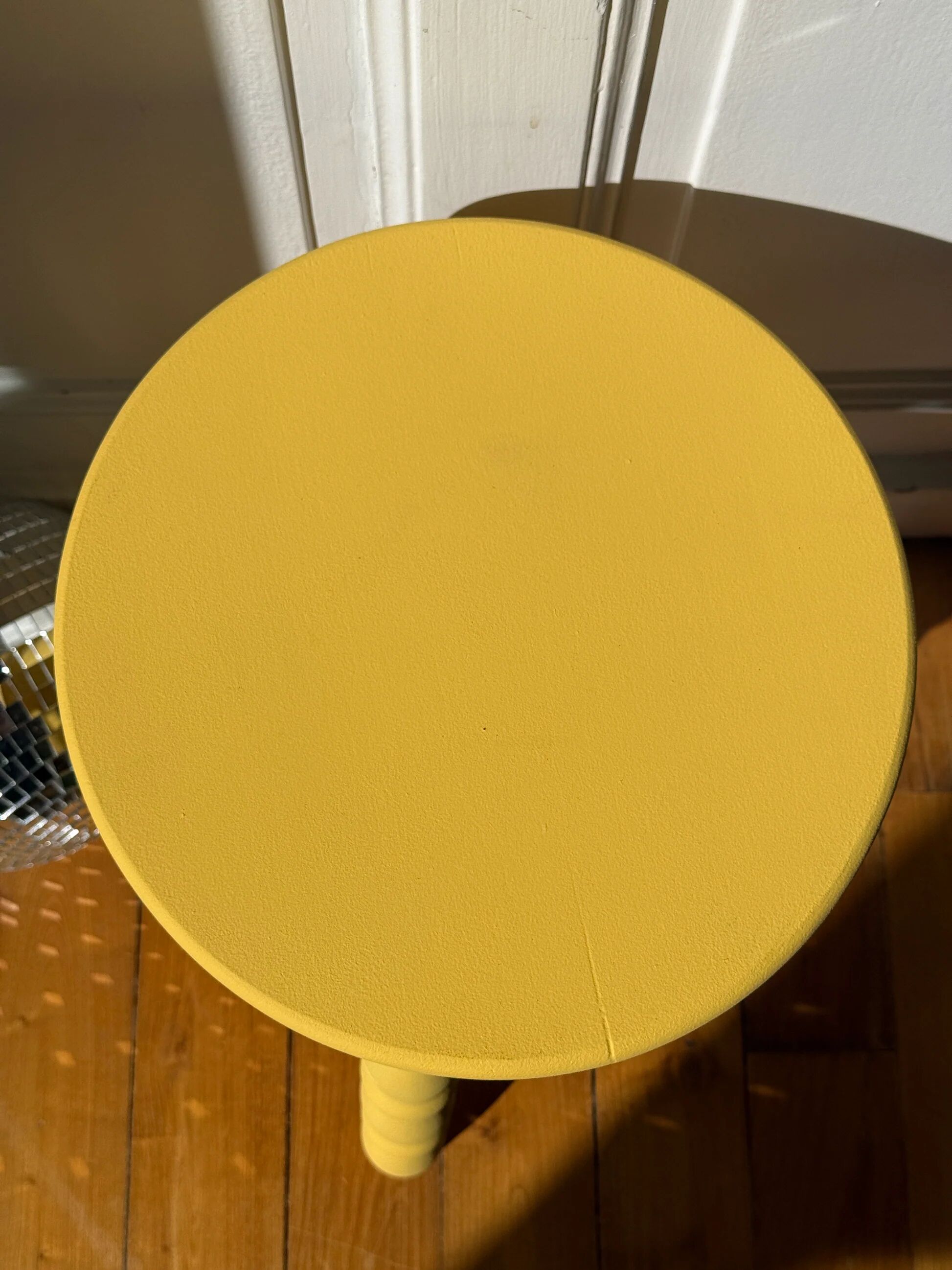 Tabouret haut en bois jaune