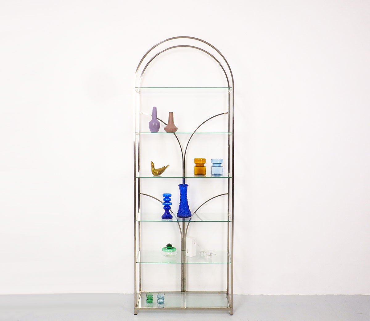 Hollywood regency style brass and glass showcase, 1970's