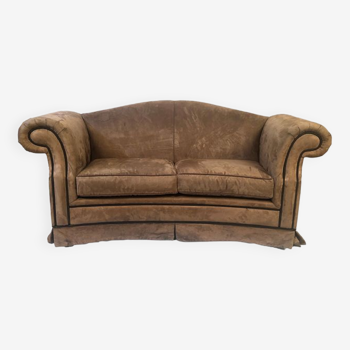 Two-seater sofa with a slightly curved shape