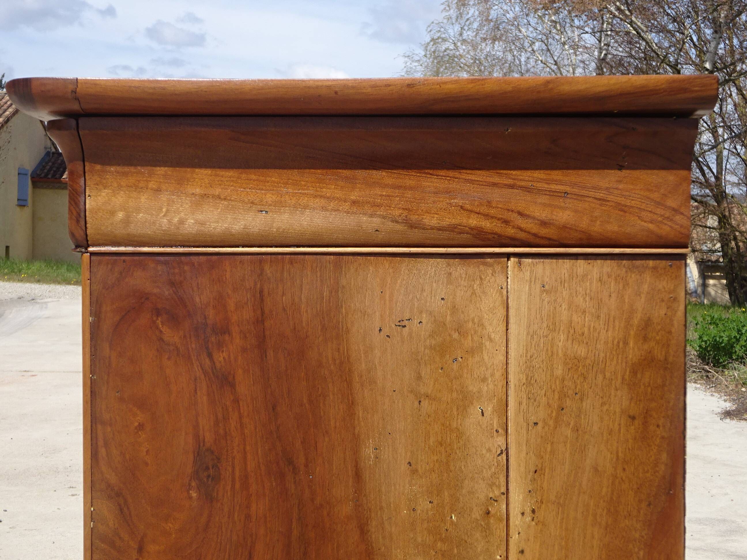 Antique Louis Philippe chest of drawers in solid walnut.